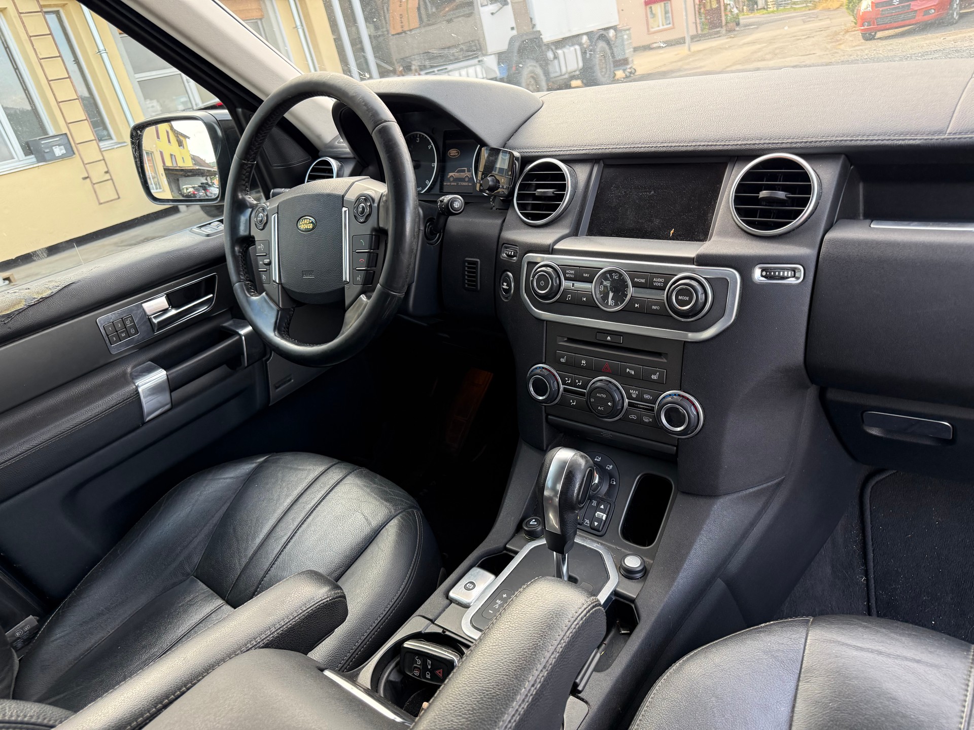 LAND ROVER Discovery 3.0 TDV6 HSE Automatic-image-4
