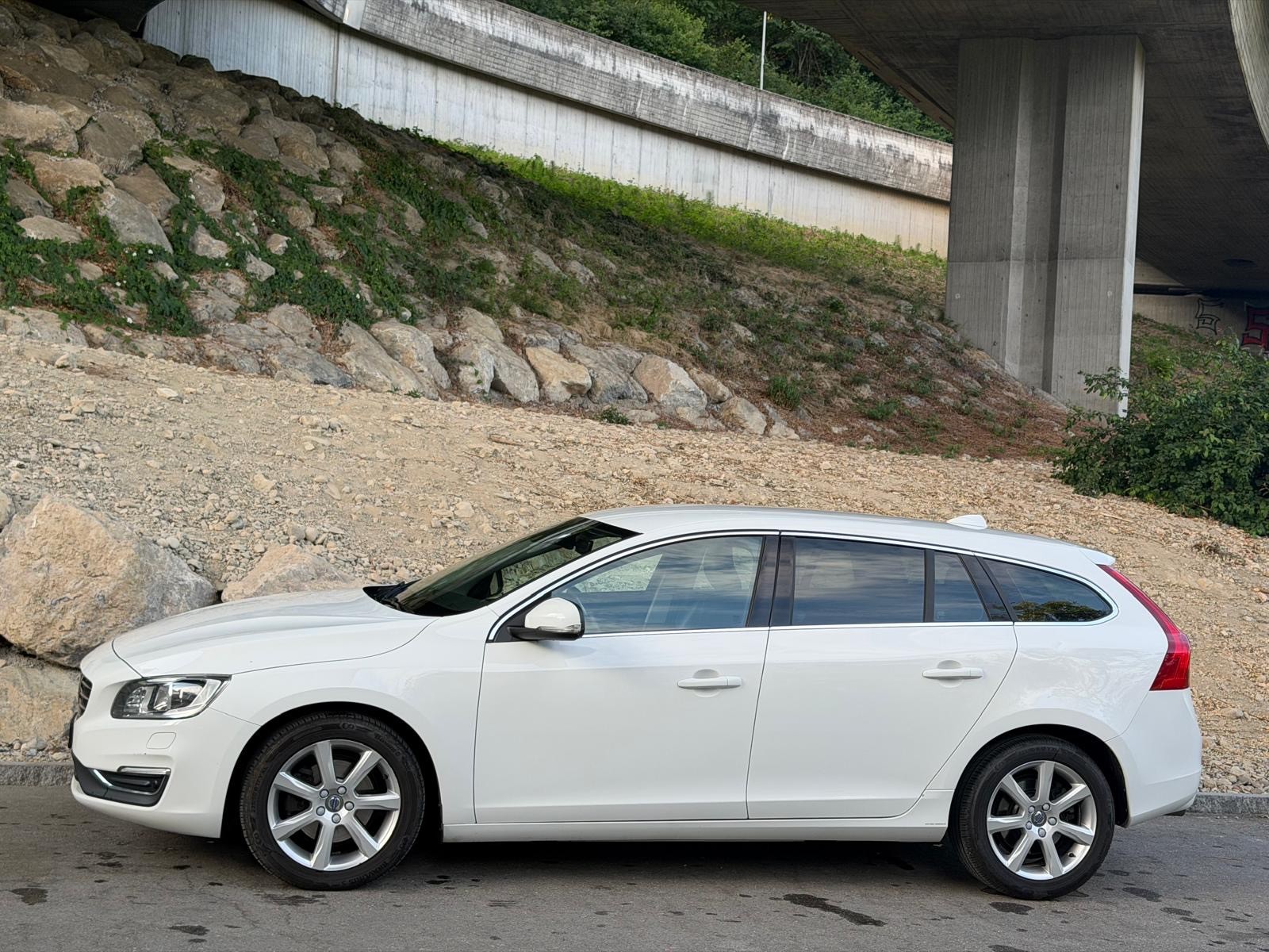 VOLVO V60 D3 Kinetic Geartronic-image-2