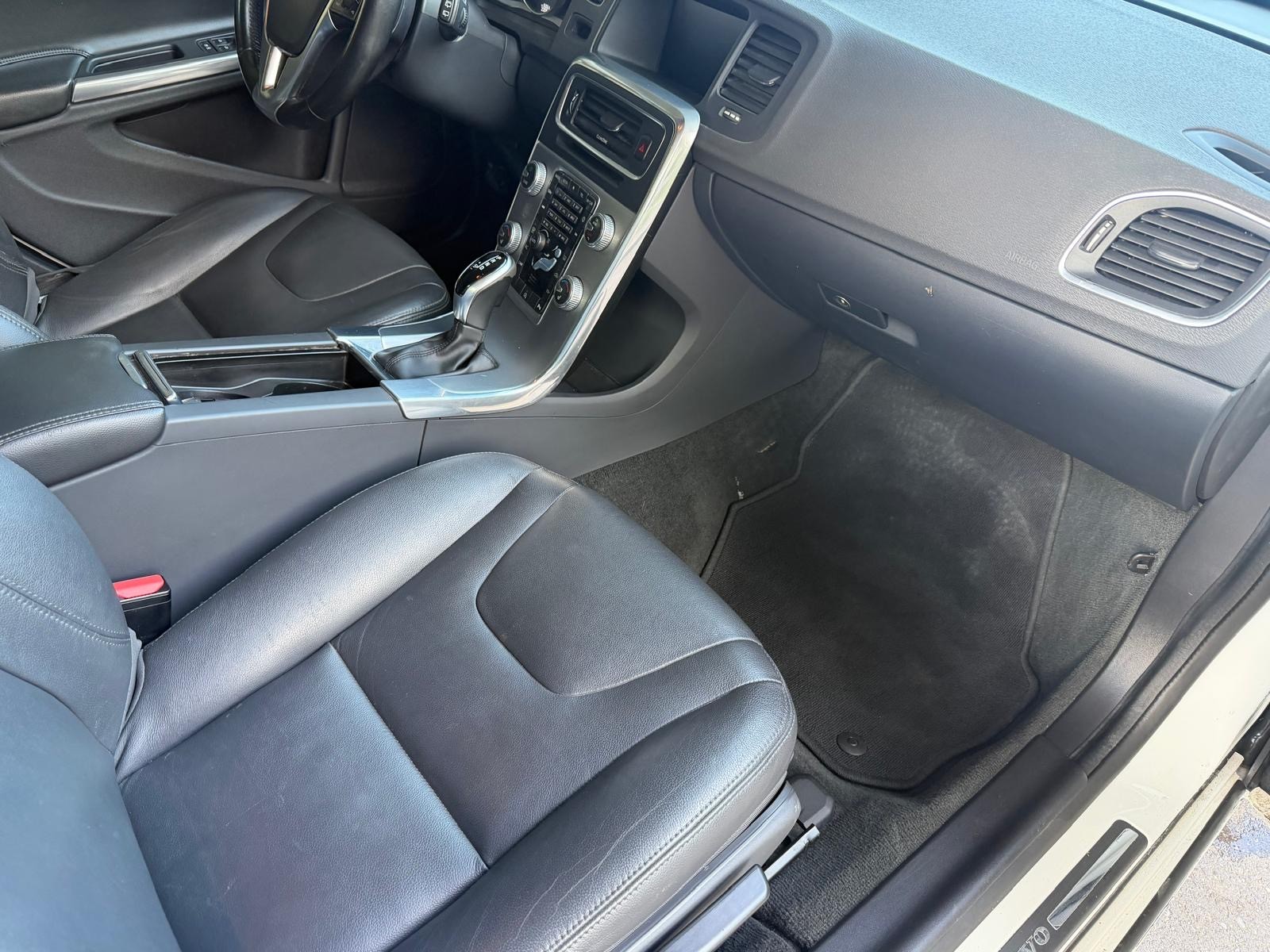 VOLVO V60 D3 Kinetic Geartronic-image-9