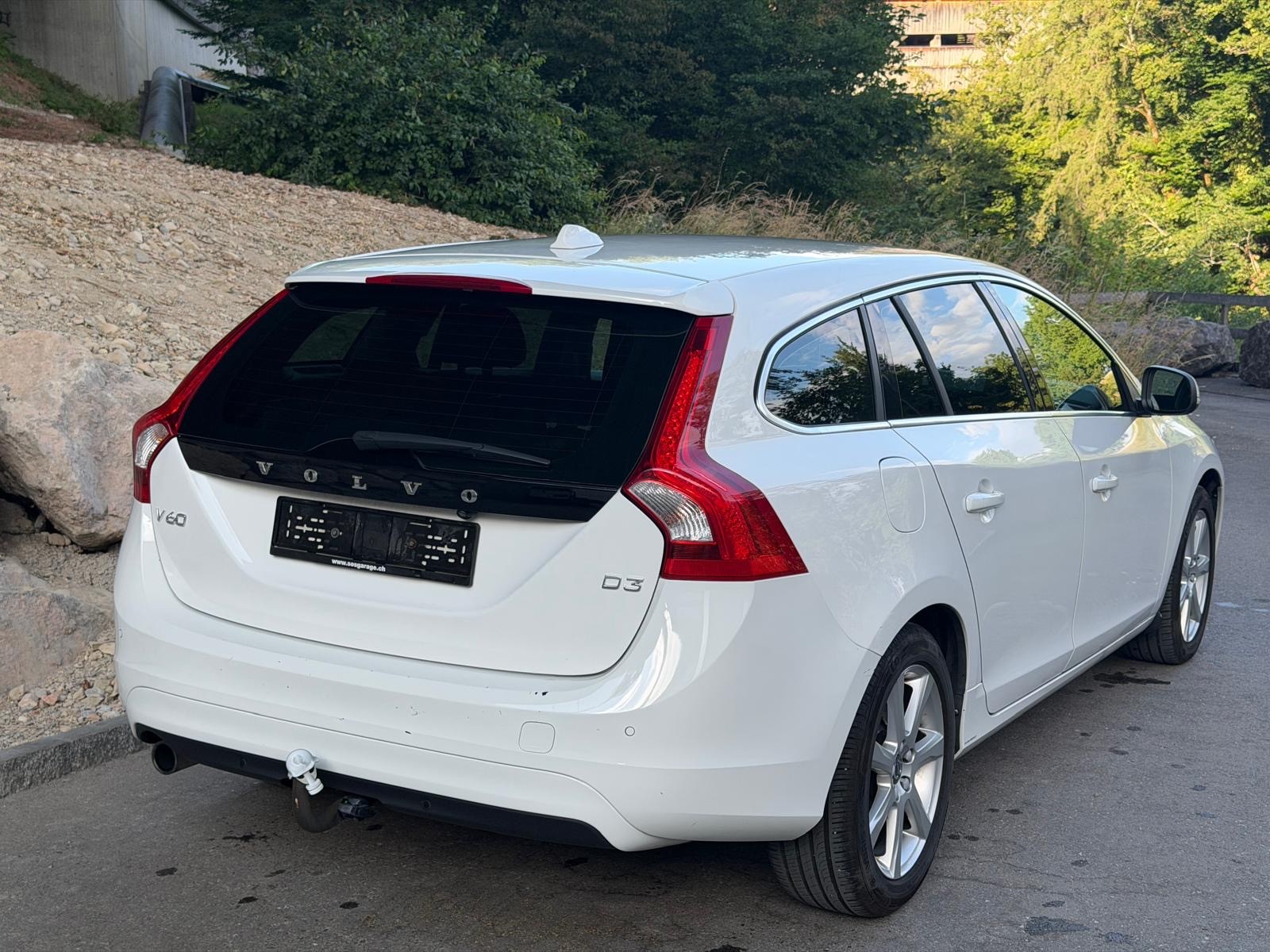 VOLVO V60 D3 Kinetic Geartronic-image-4