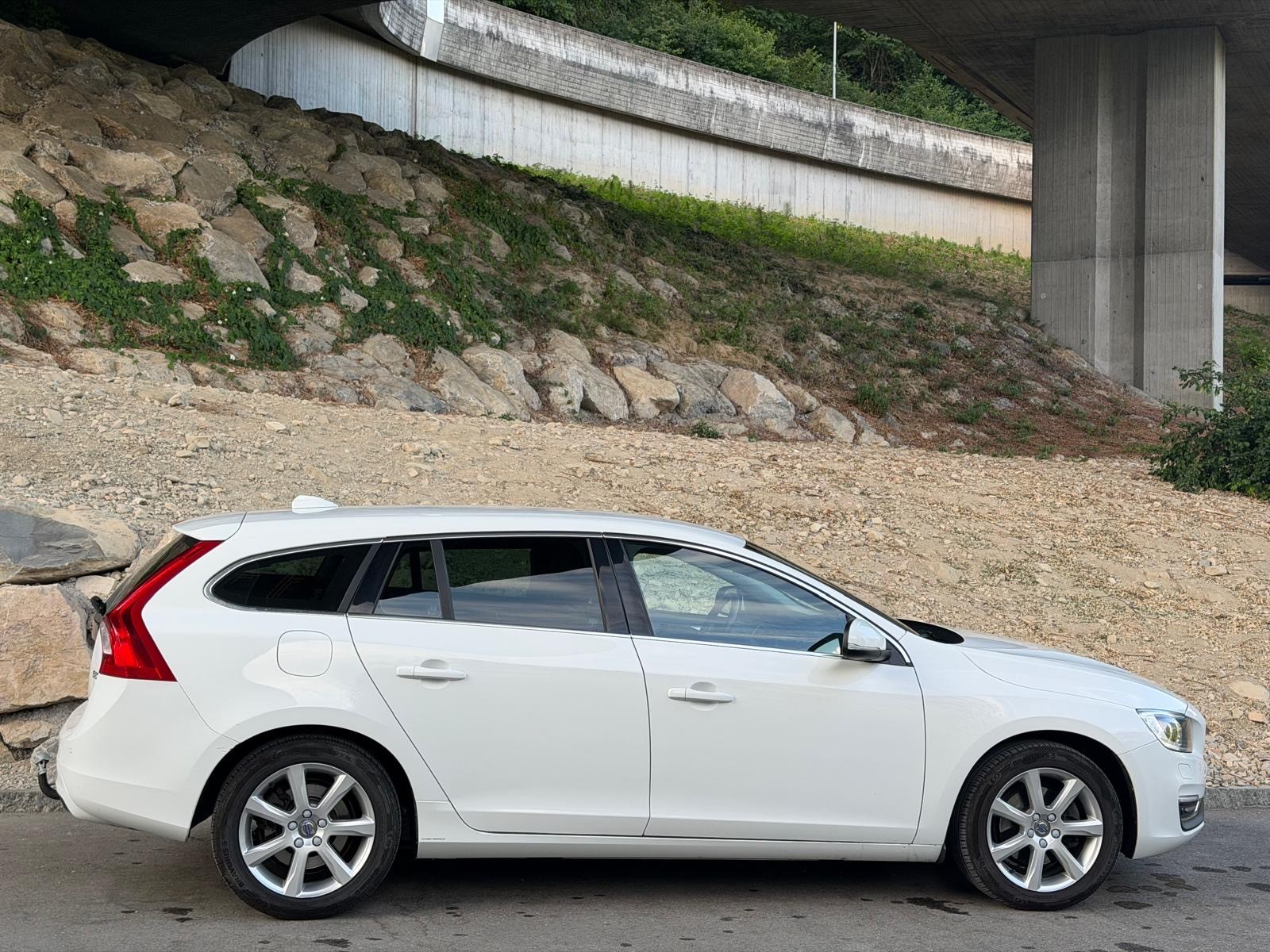 VOLVO V60 D3 Kinetic Geartronic-image-5