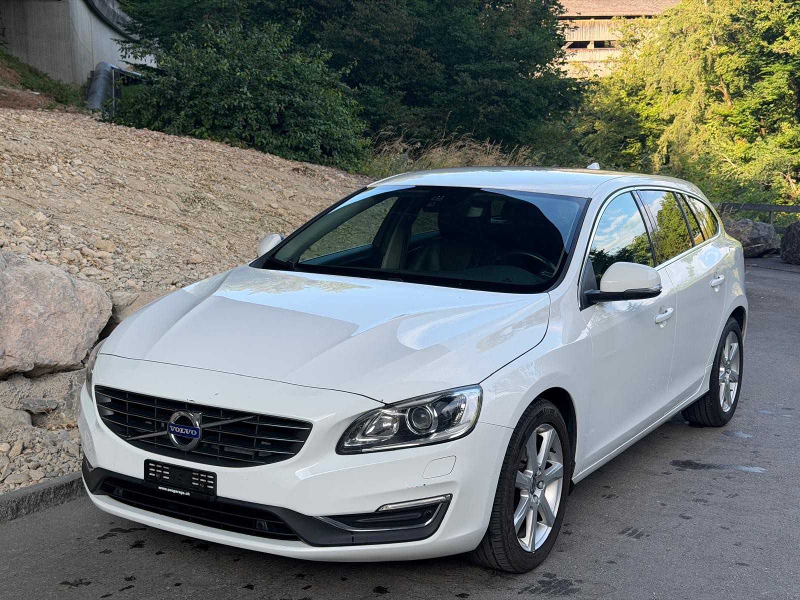 VOLVO V60 D3 Kinetic Geartronic-image-0