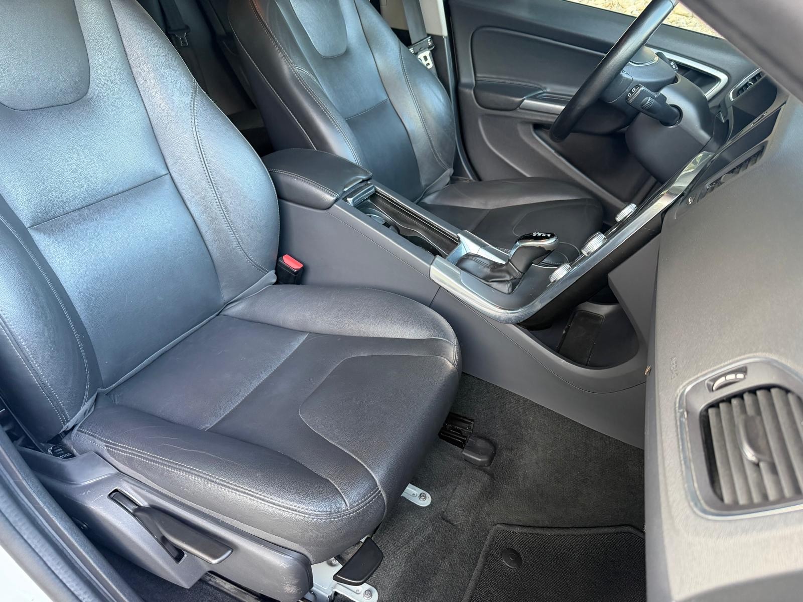 VOLVO V60 D3 Kinetic Geartronic-image-10