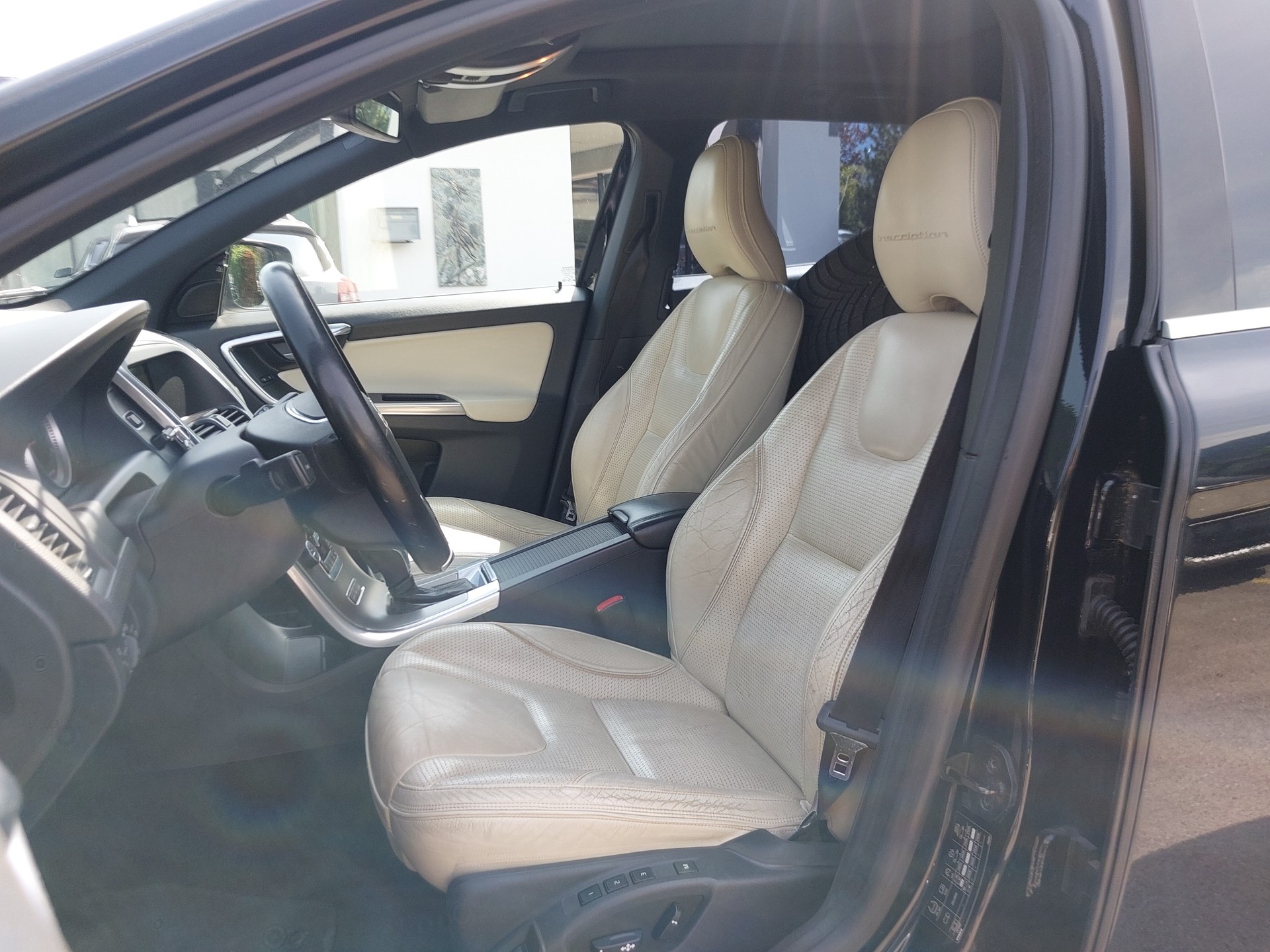 VOLVO XC60 D4 AWD Summum Geartronic Inscription-image-5