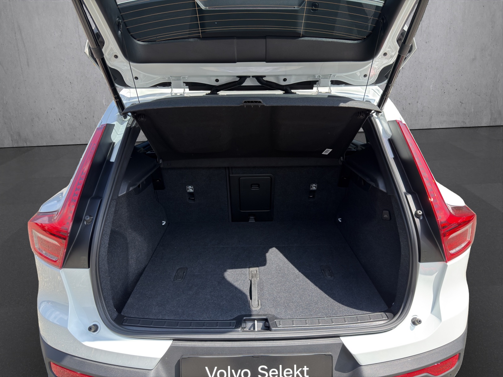 VOLVO XC40 B4 Benzin Mild Hybrid Plus Dark DCT-image-13