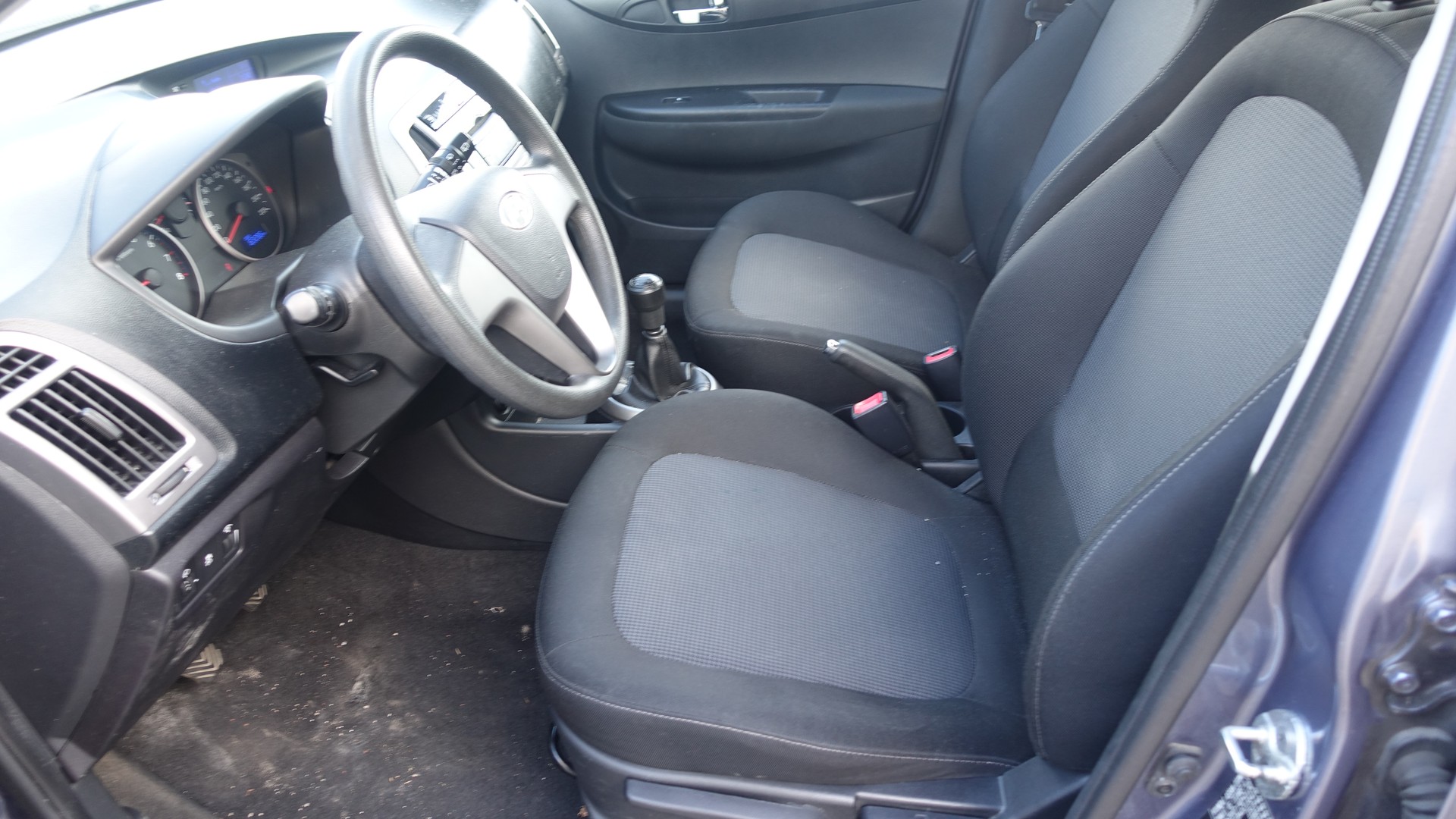 HYUNDAI i20 1.2 Comfort-image-8