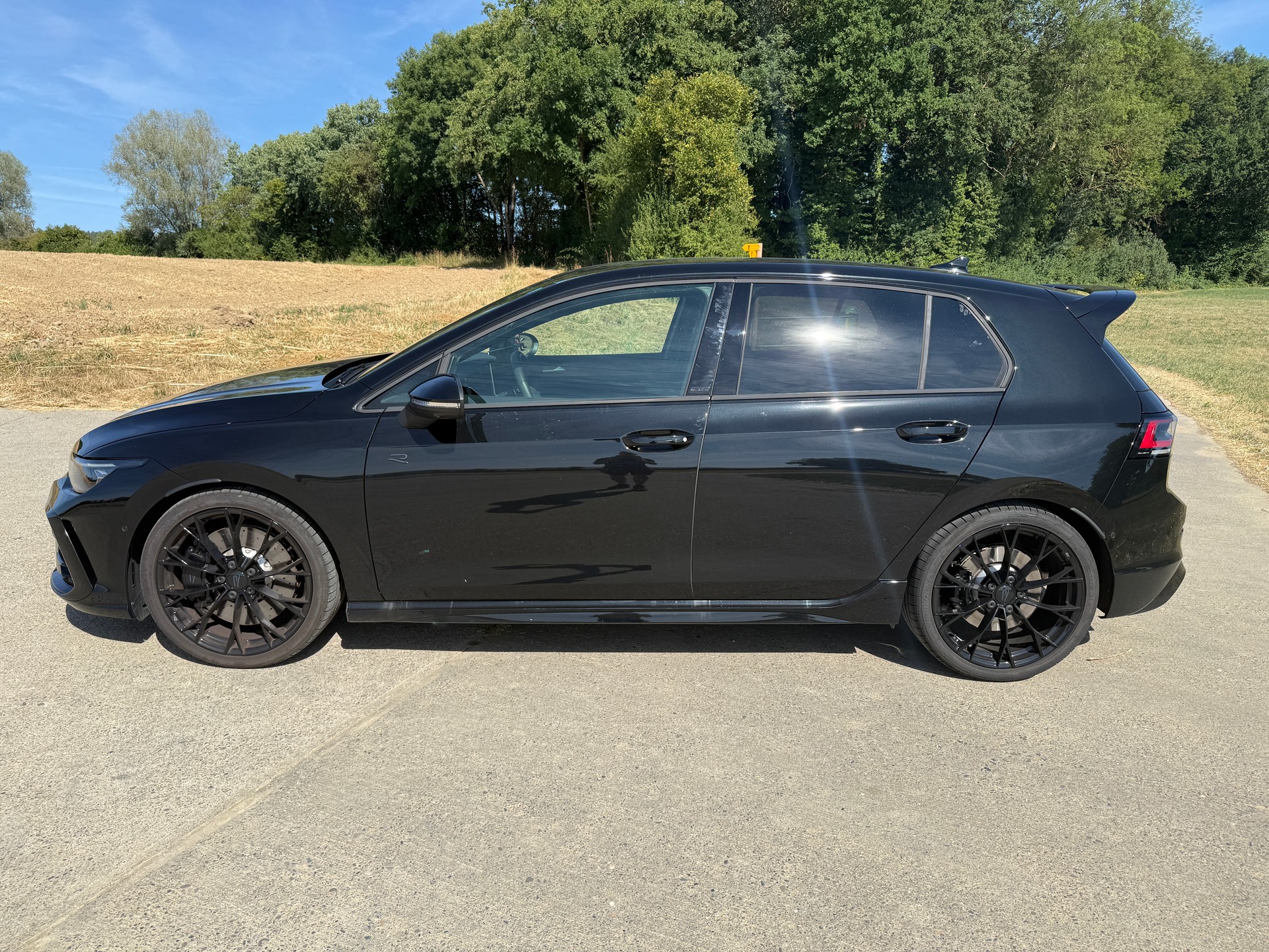 VW 2.0 TSI R Black Edition DSG 4motion-image-3