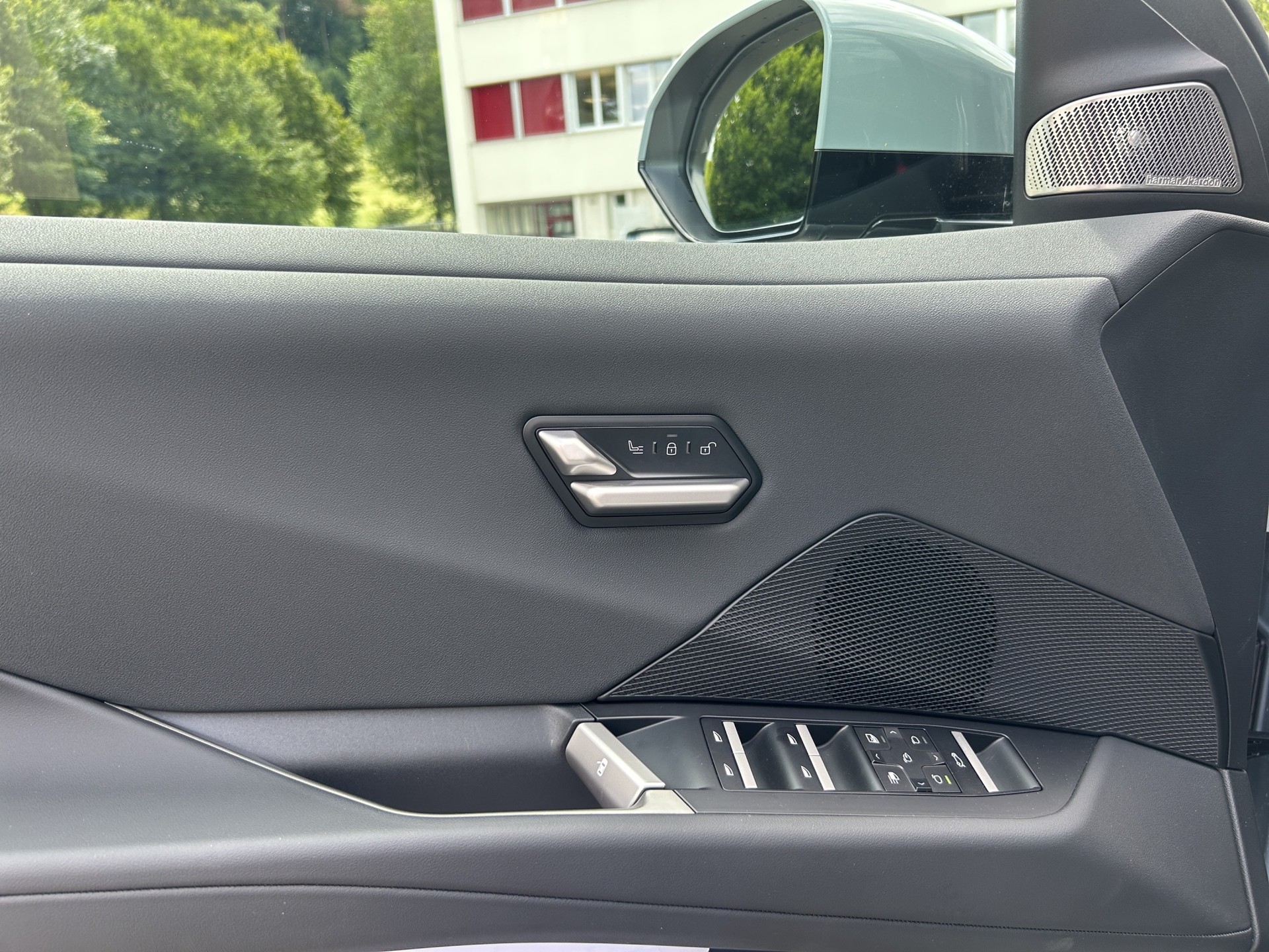 BMW iX3 50 xDrive M Sport-image-10