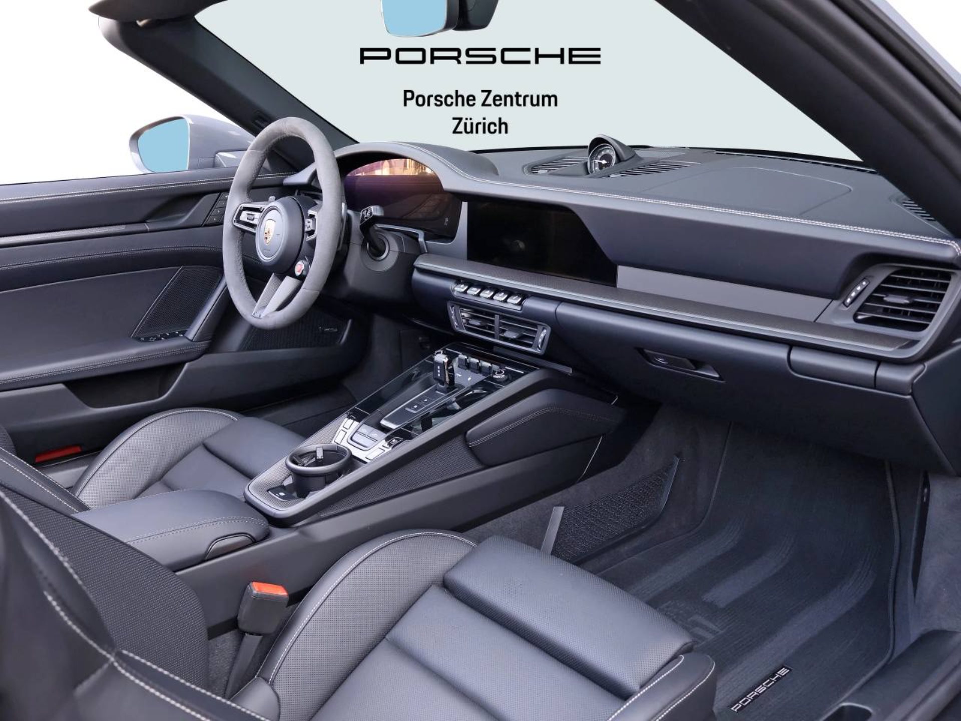 PORSCHE 911 Carrera 4 GTS Cabriolet-image-12