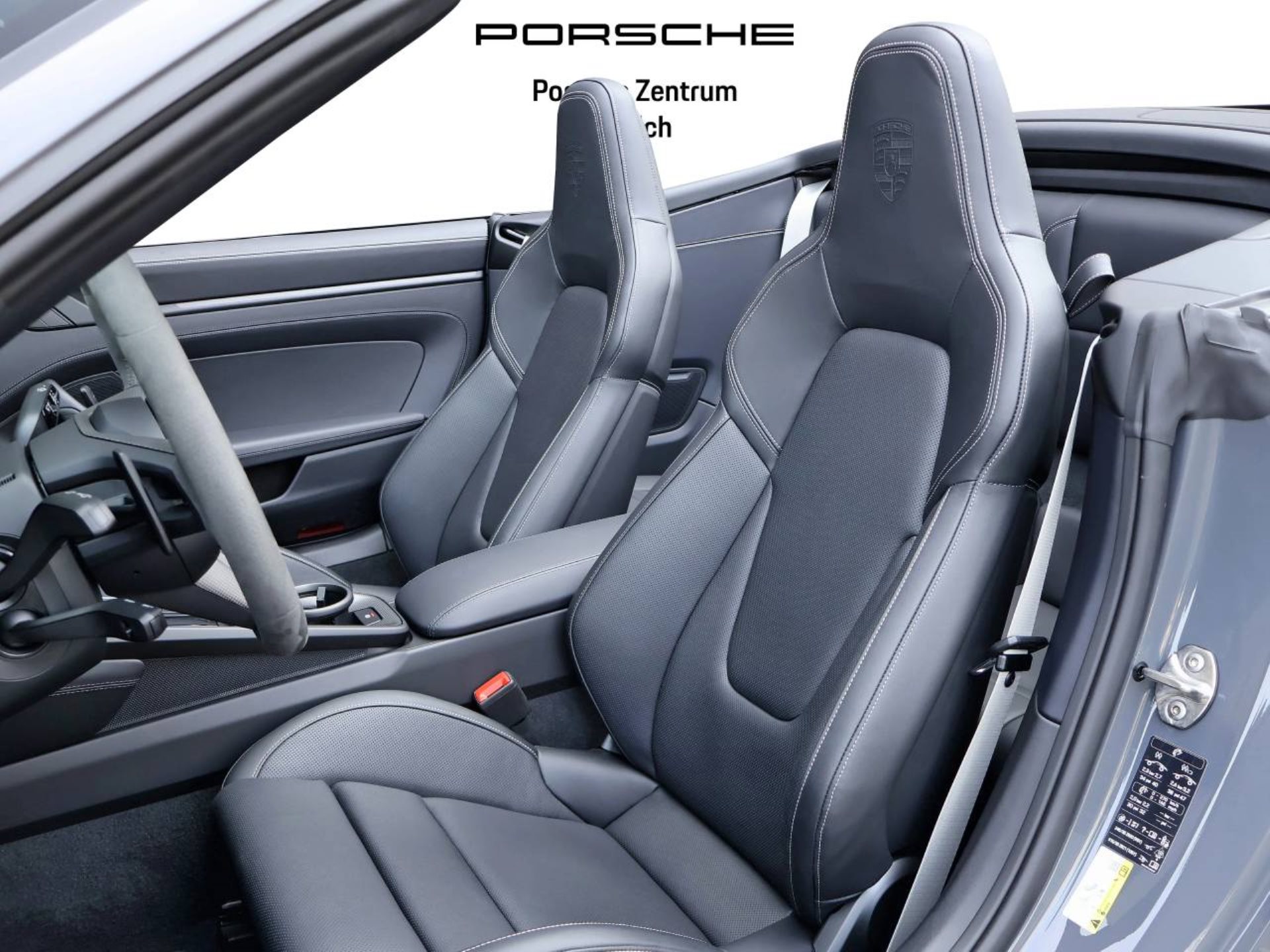 PORSCHE 911 Carrera 4 GTS Cabriolet-image-4