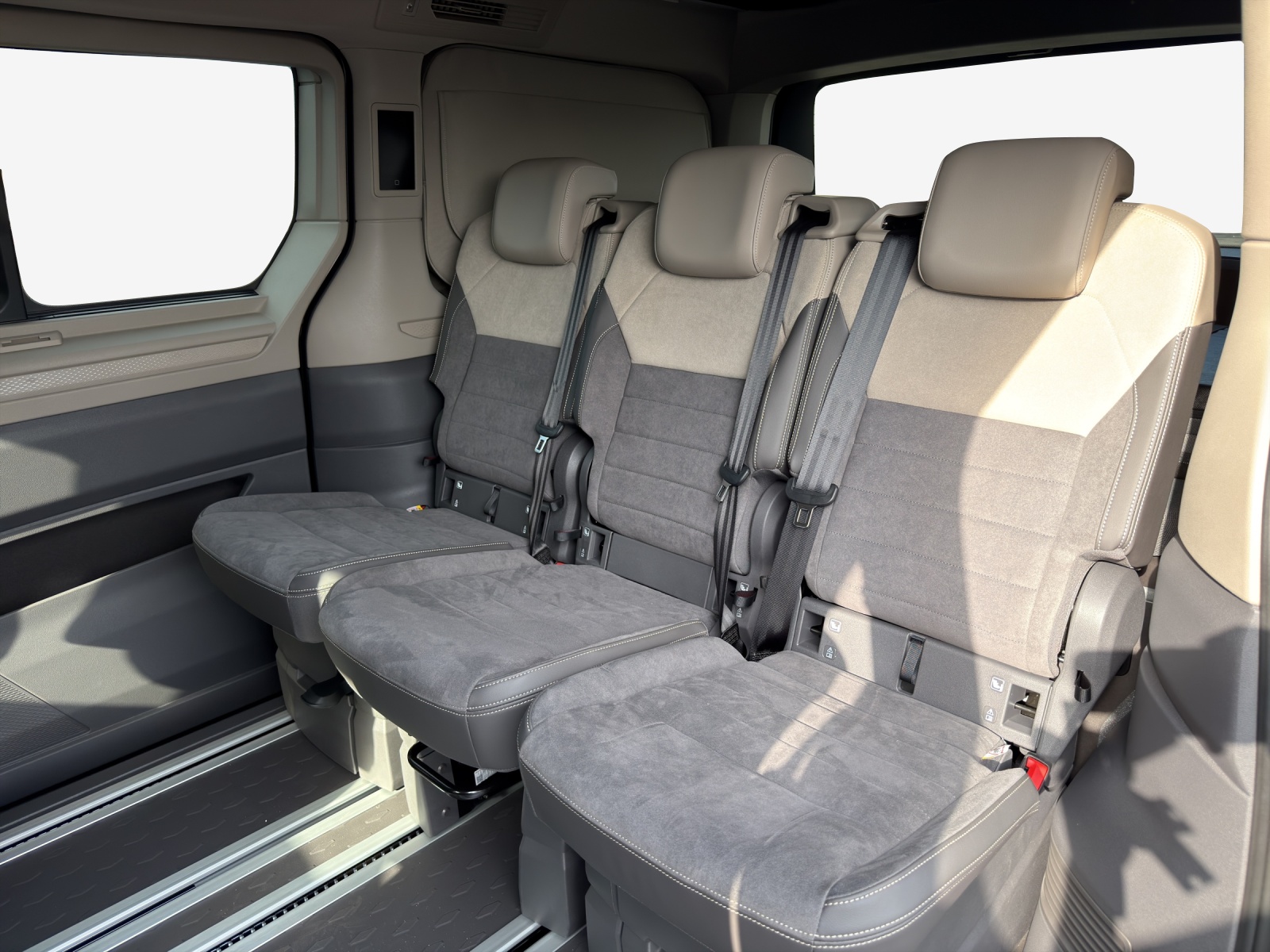 VW California 2.0 TSI Beach Tour-image-11