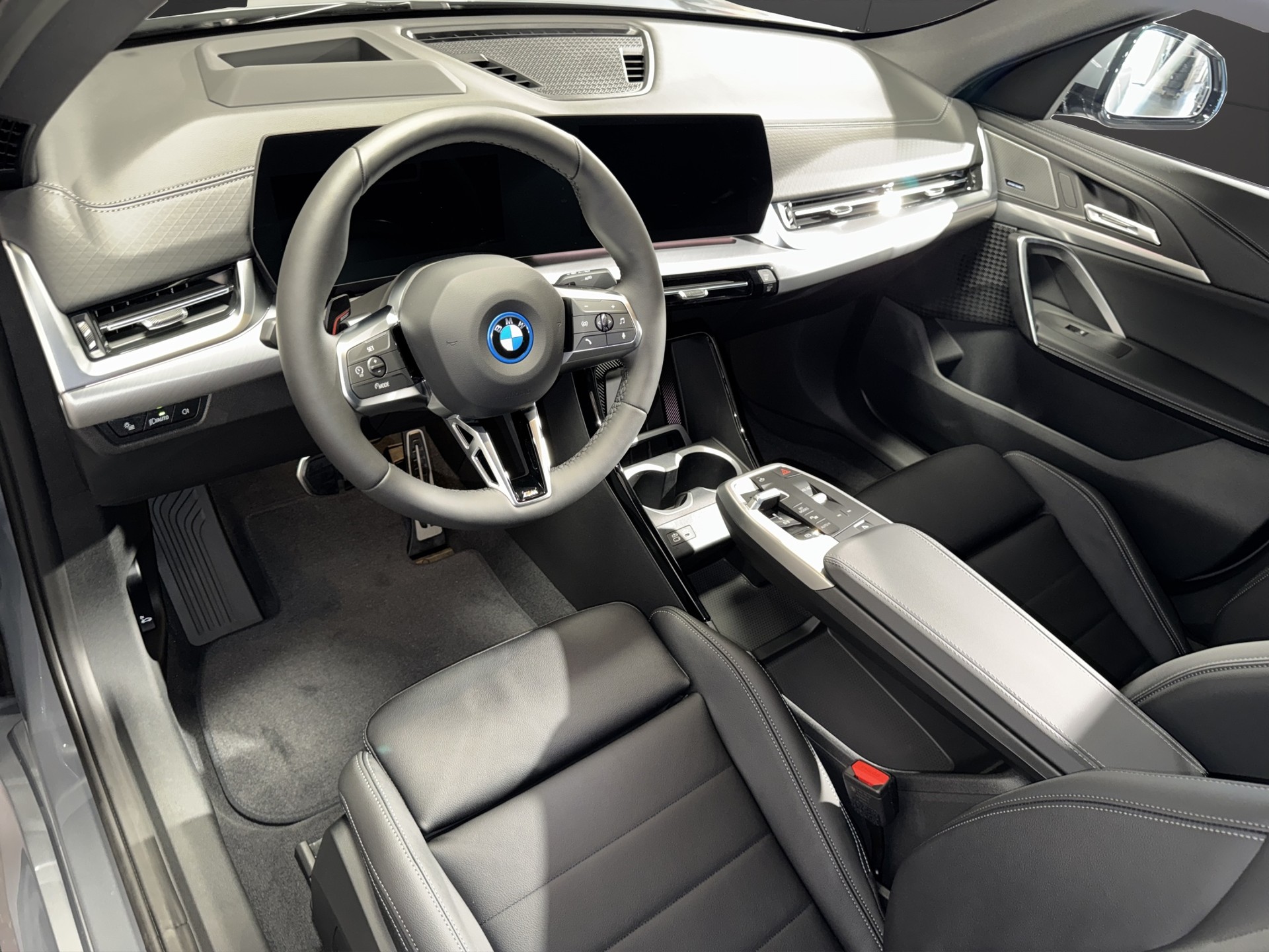 BMW iX2 30 xDrive-image-8
