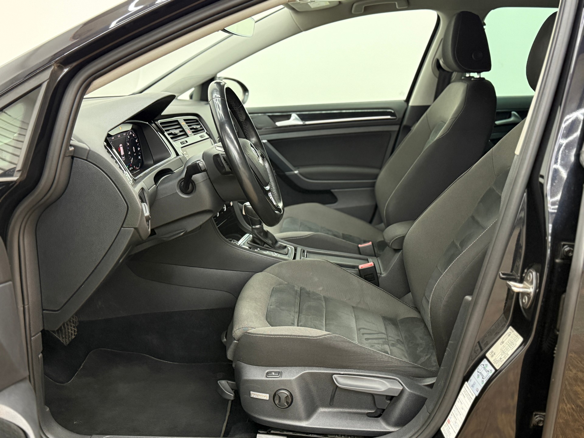 VW Golf 2.0 TDI Highline 4Motion DSG-image-18