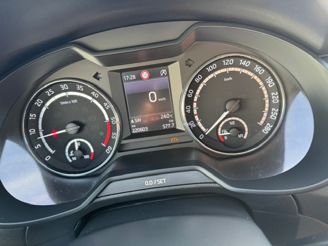 SKODA Octavia Combi 2.0 TDI RS DSG-image-13