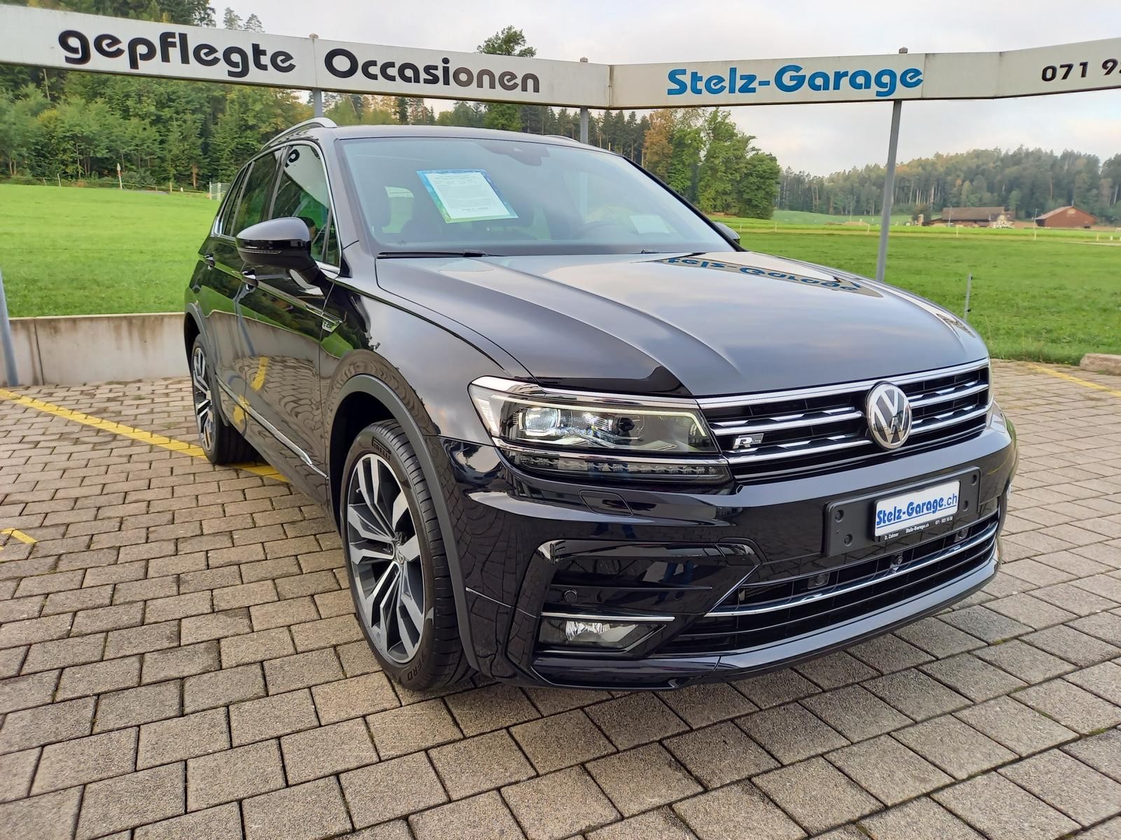 VW Tiguan 2.0TSI Highline 4Motion DSG **R-Line**-showroom-element-3