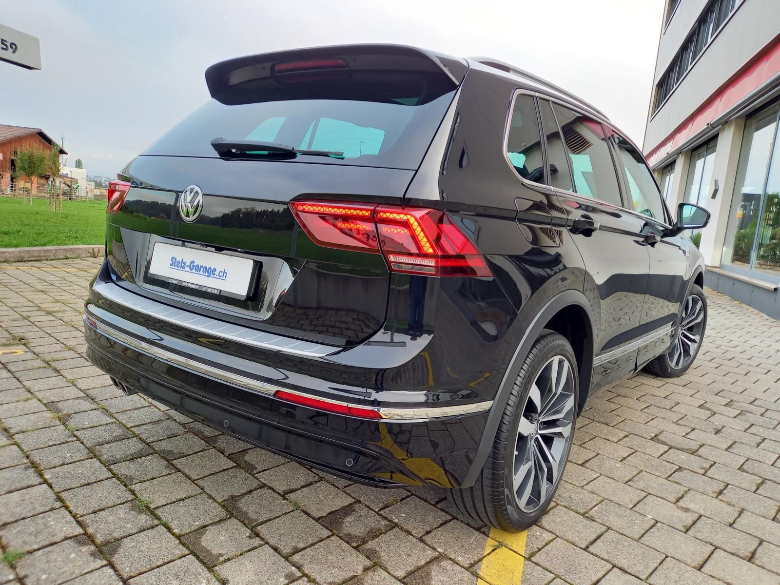 VW Tiguan 2.0TSI Highline 4Motion DSG **R-Line**-showroom-element-1