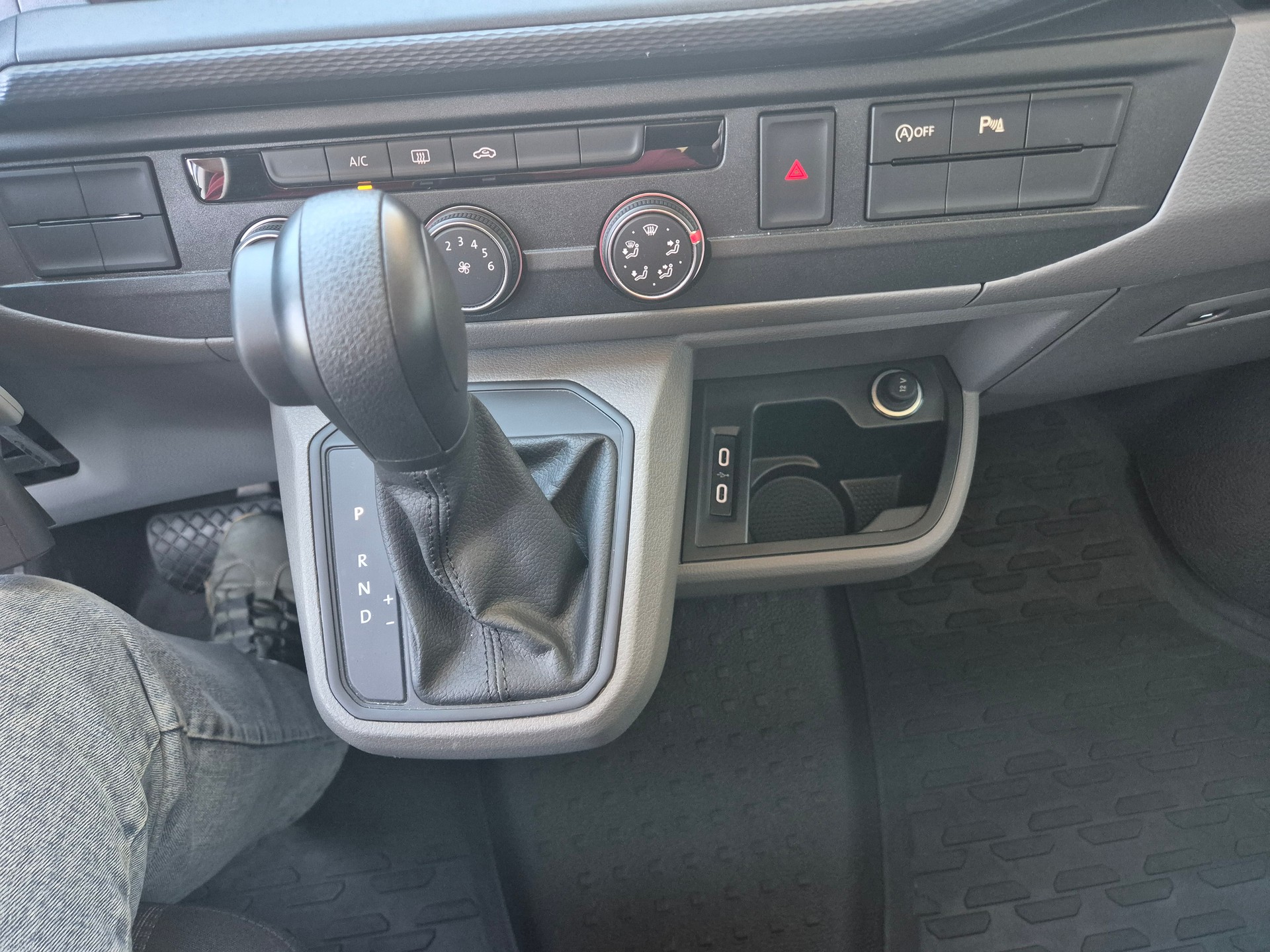 VW T6.1 2.0 TDI 4Motion DSG LWB-image-9