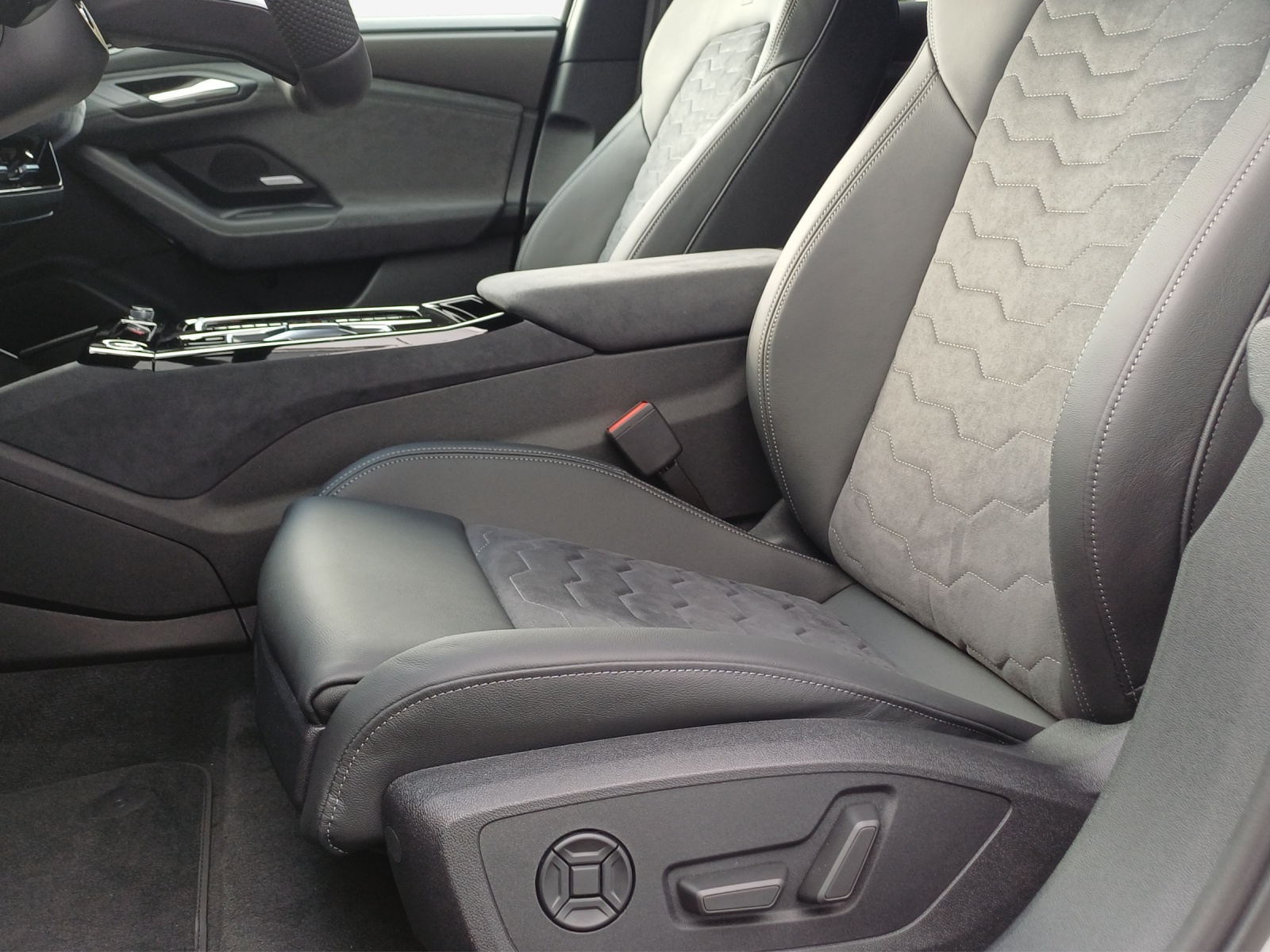 AUDI A6 Avant e-tron quattro-image-7