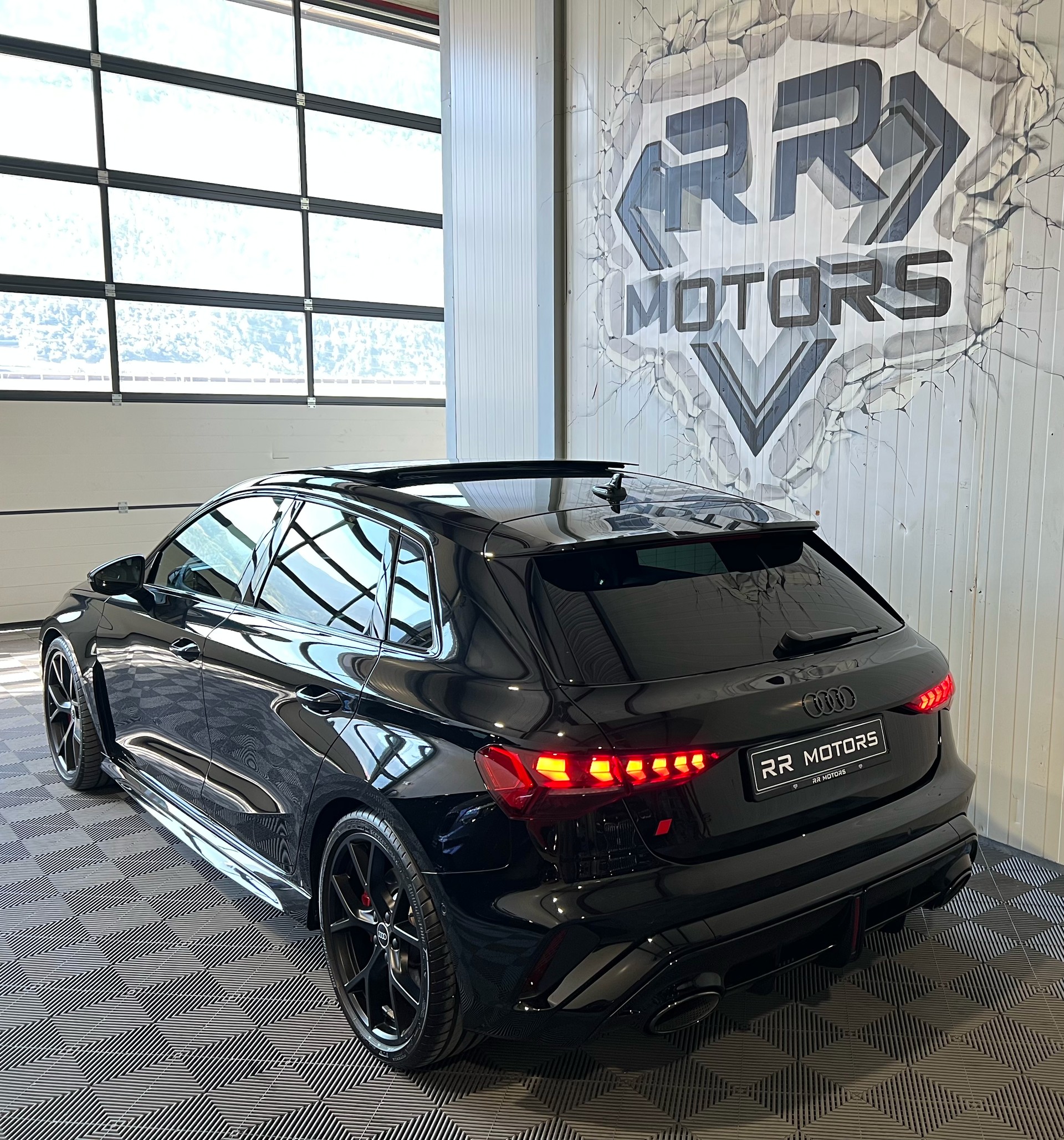 AUDI RS3 Sportback 2.5 TSI quattro S-tronic-image-2
