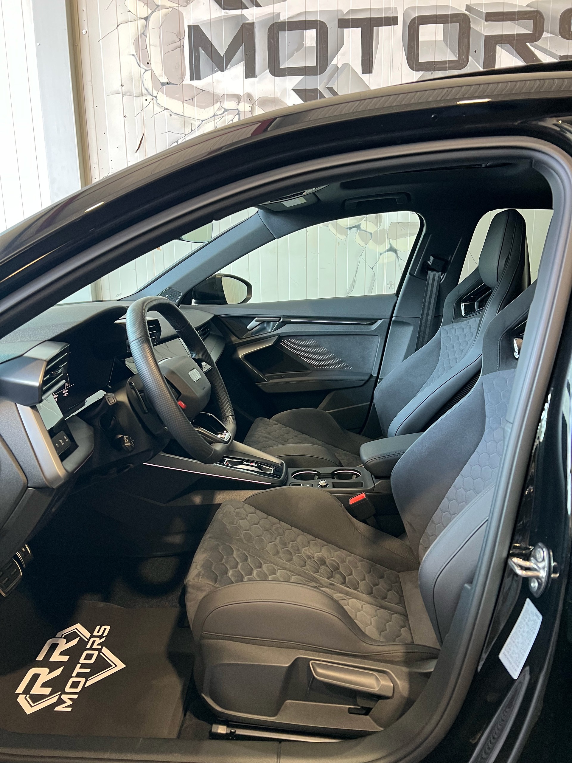 AUDI RS3 Sportback 2.5 TSI quattro S-tronic-image-13