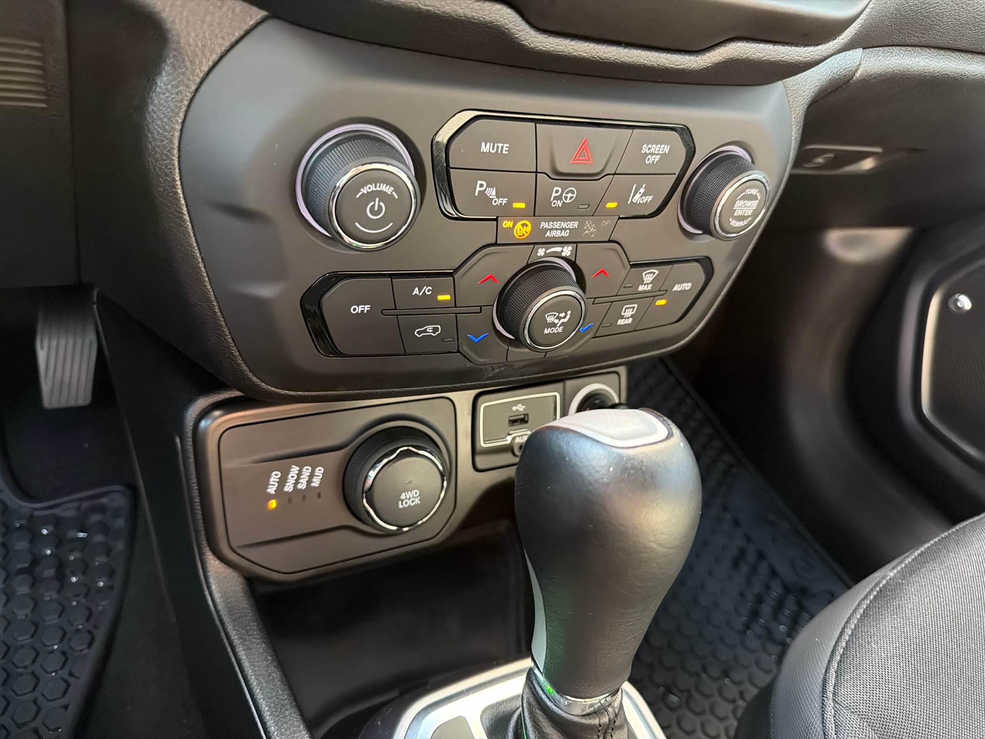 JEEP Renegade 1.3 Turbo S AWD 4X4-image-16