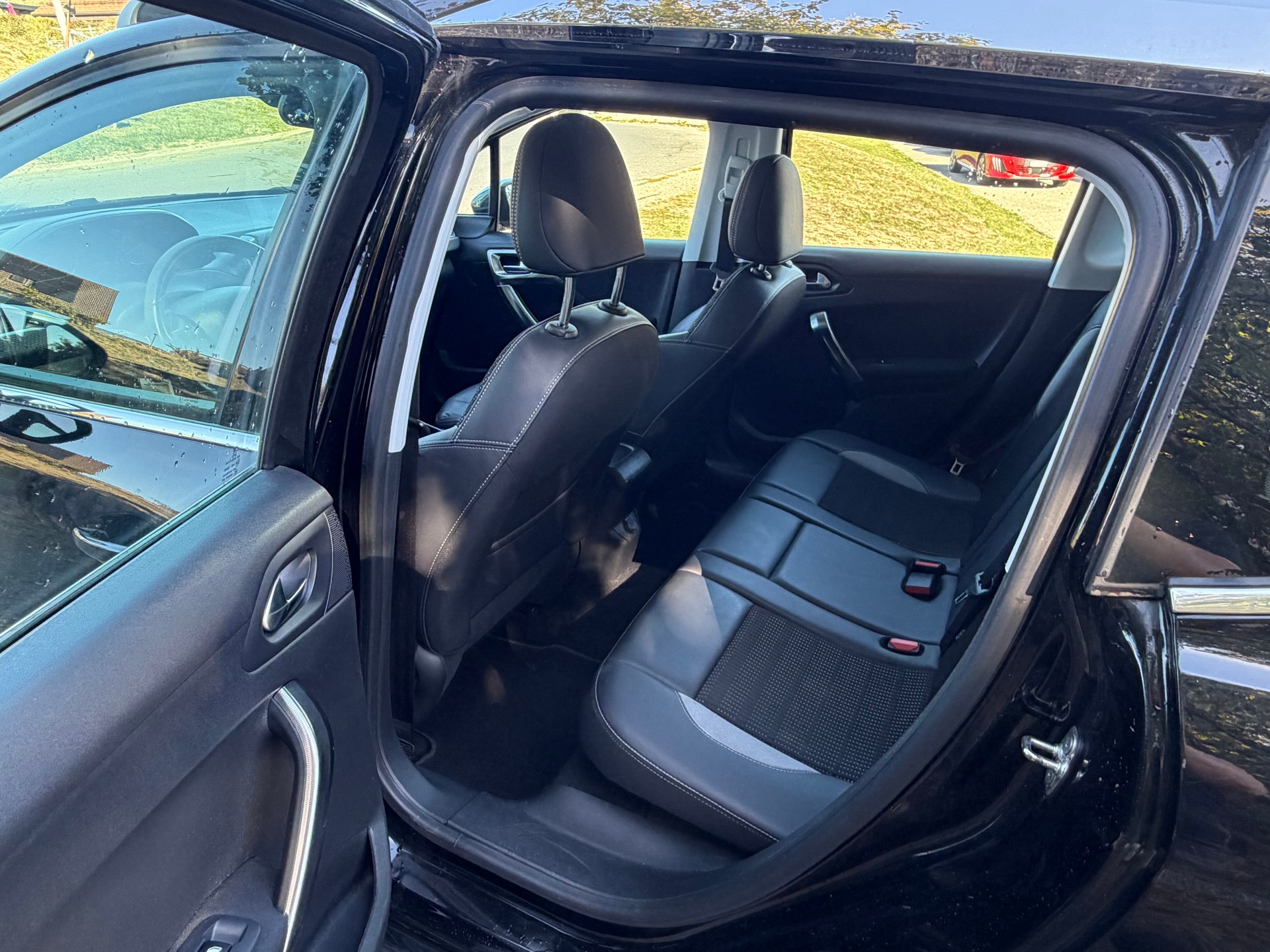 PEUGEOT 2008 1.2 PureTech Allure-image-10