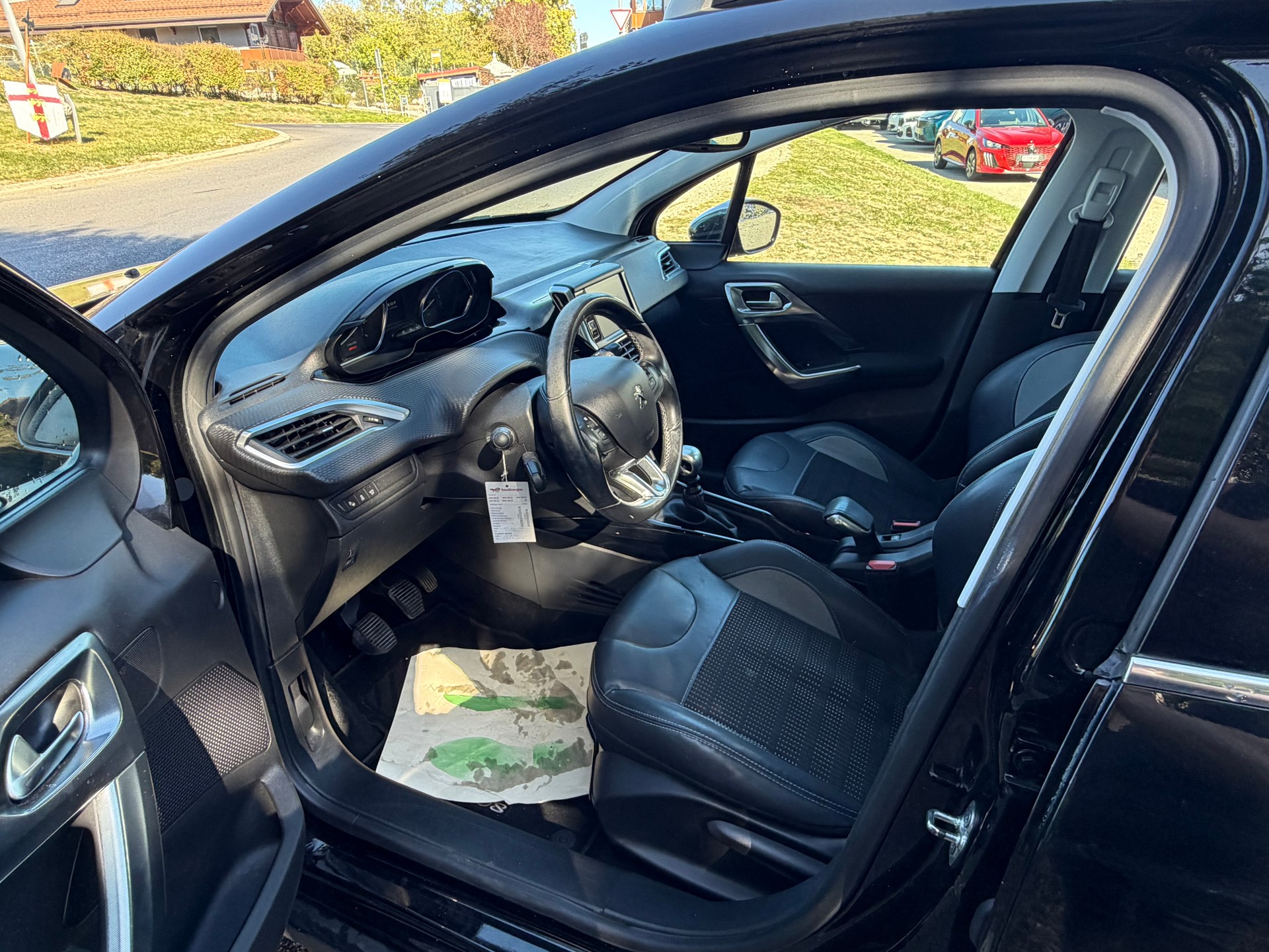 PEUGEOT 2008 1.2 PureTech Allure-image-11