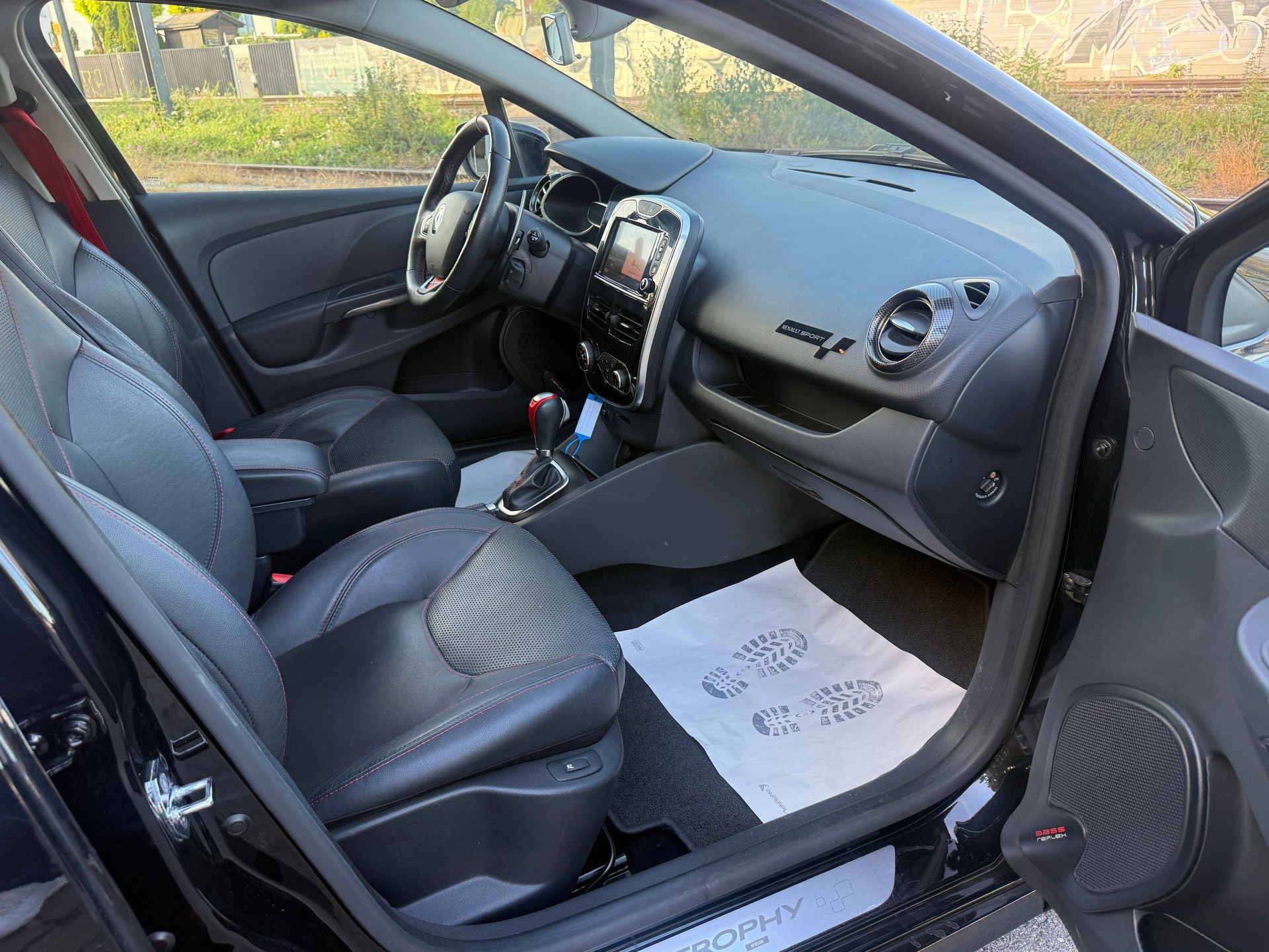 RENAULT Clio 1.6 T RS 220 Trophy EDC-image-13
