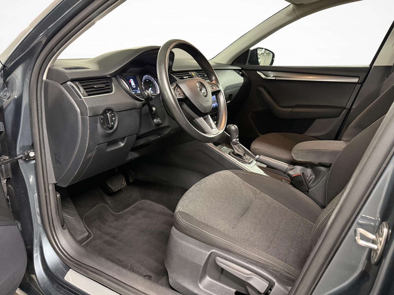SKODA Octavia Combi 2.0 TSI Soleil 4x4 DSG-image-9