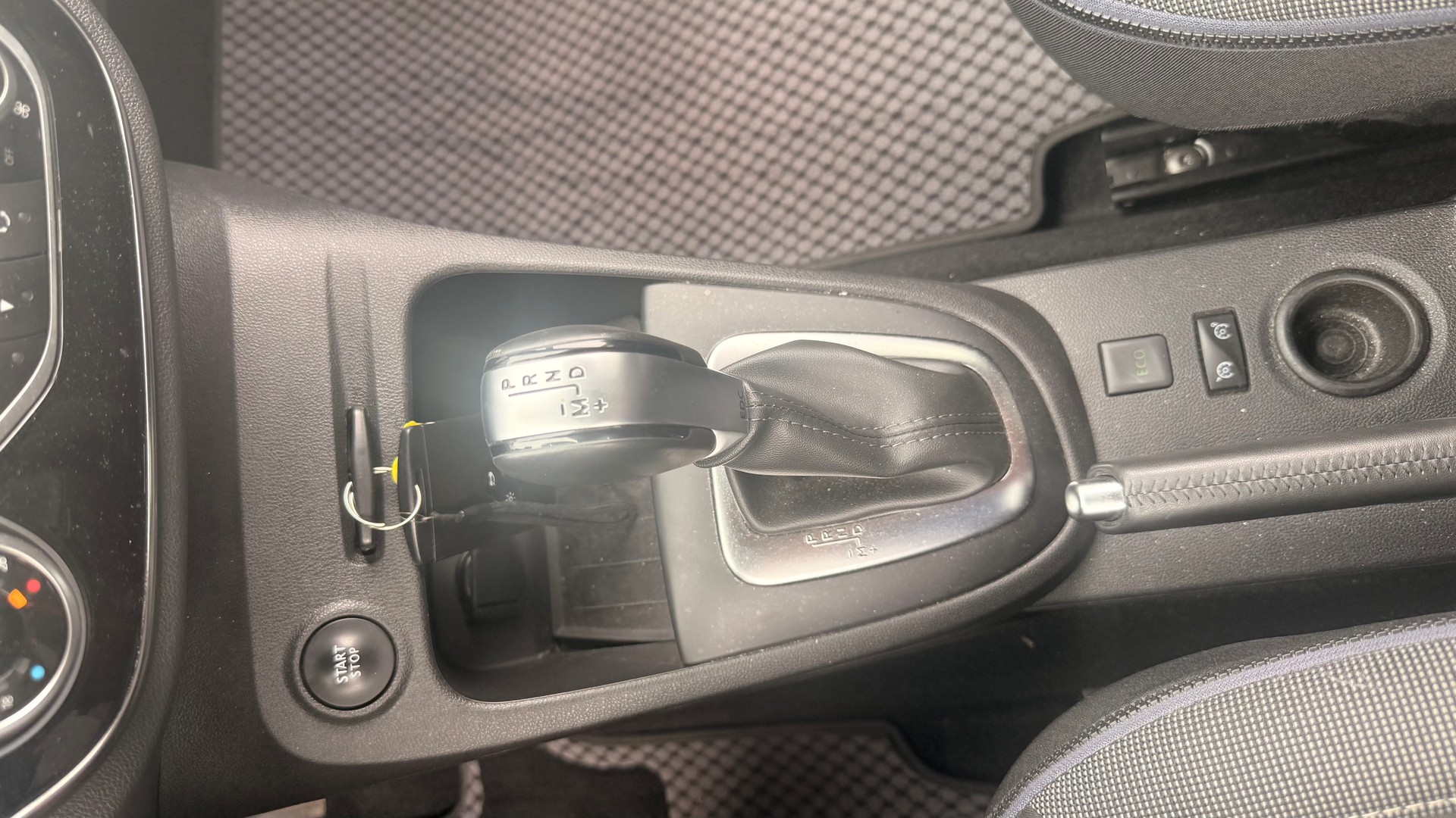 RENAULT Captur 1.3 T 16V Red Edition EDC-image-11