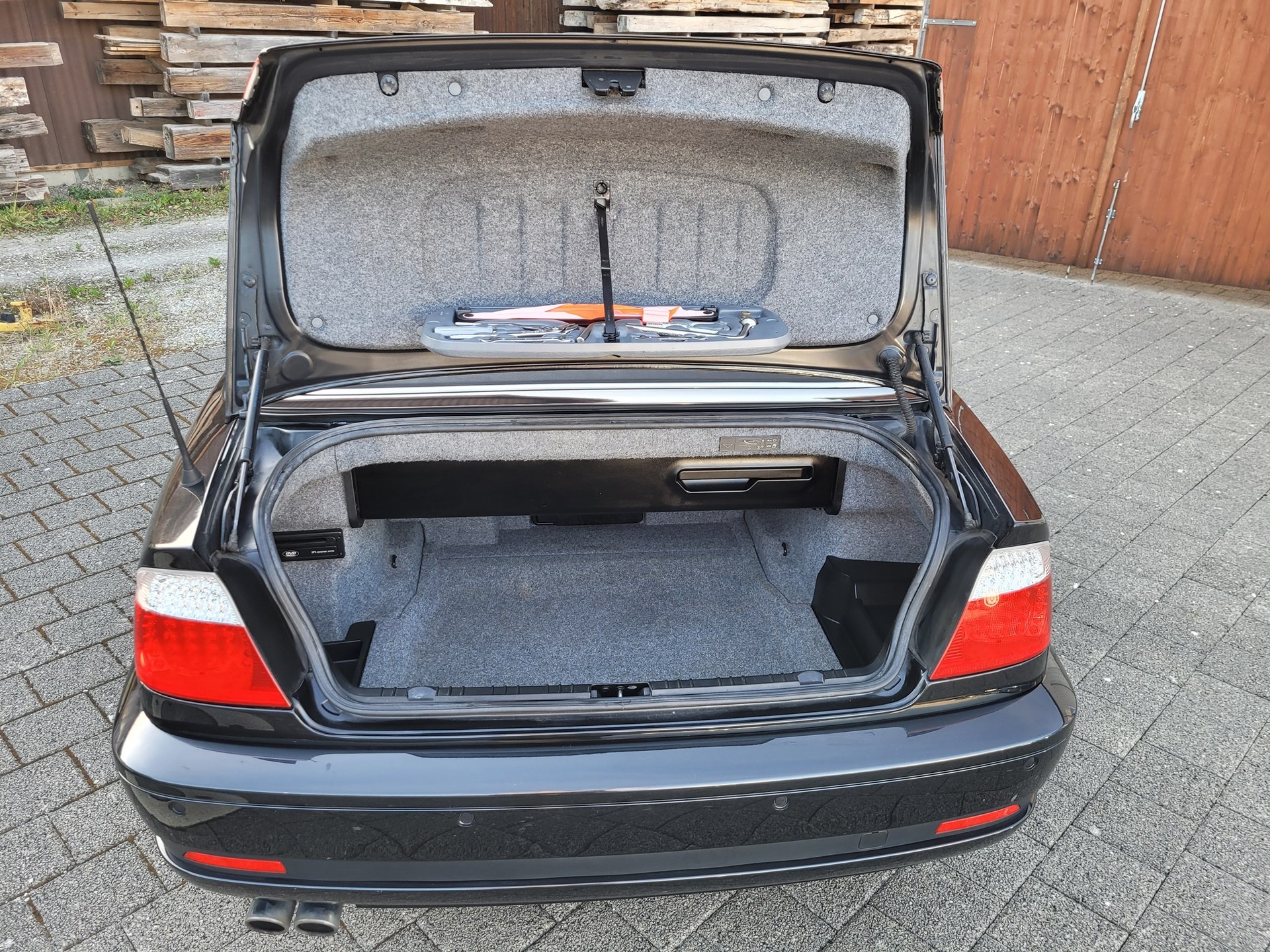 BMW BMW 330Ci Cabrio-image-3