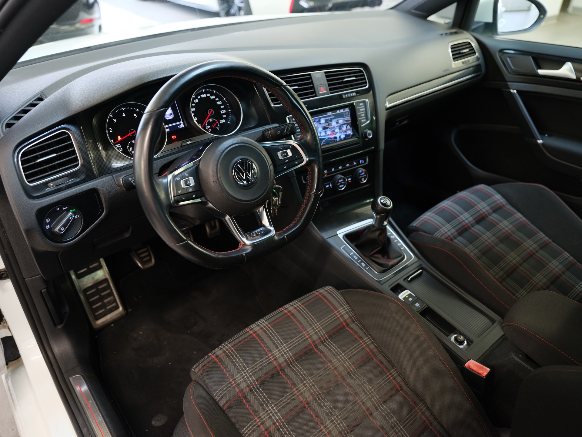 VW Golf 2.0 TSI GTI Performance-image-7