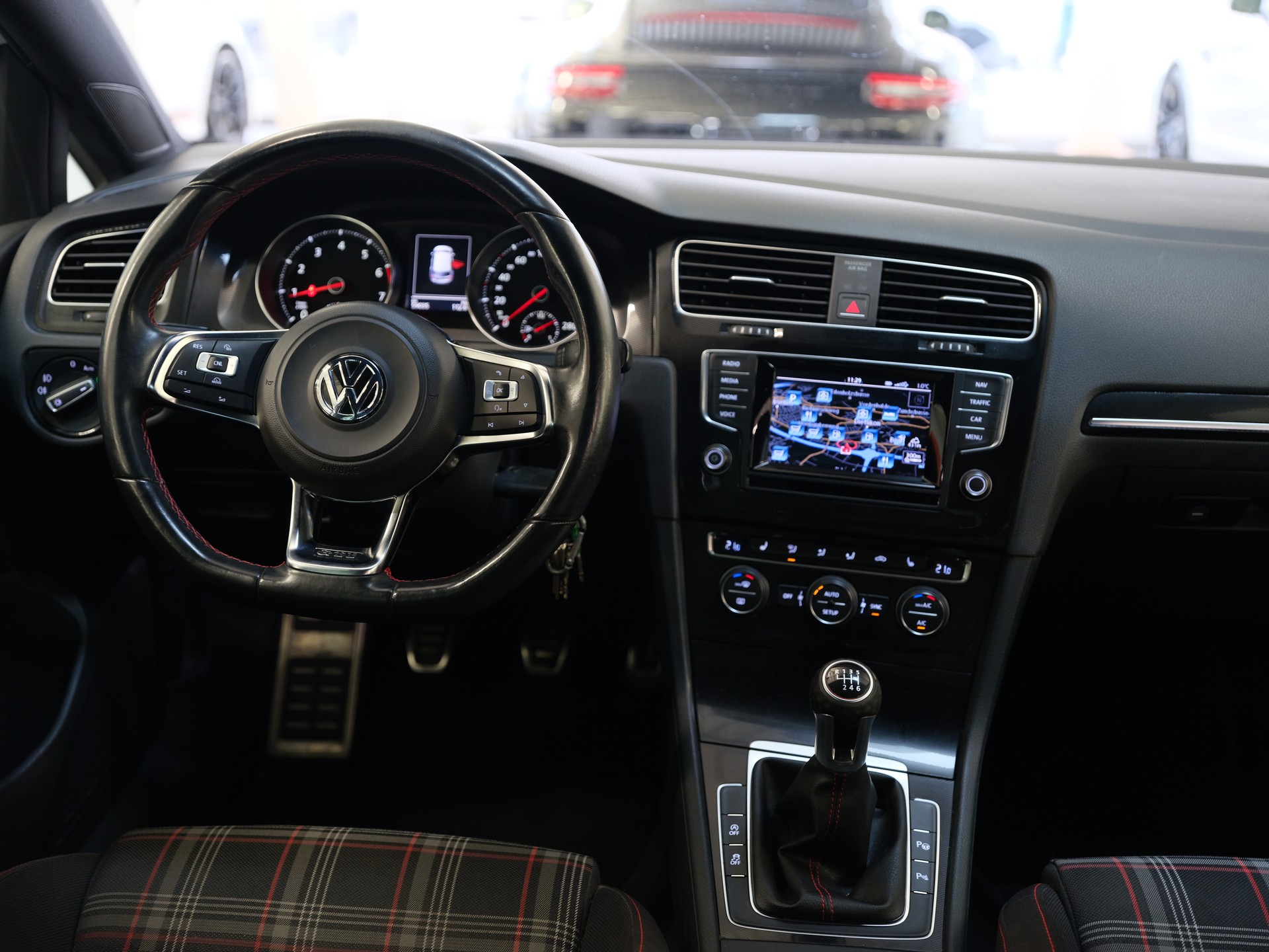 VW Golf 2.0 TSI GTI Performance-image-13