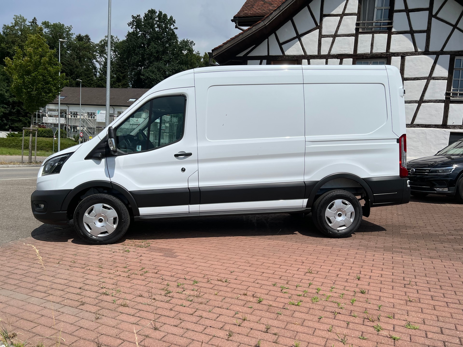 FORD Transit Van 350 L2 H2 Trend 2.0 TDCi 130 4WD-image-4