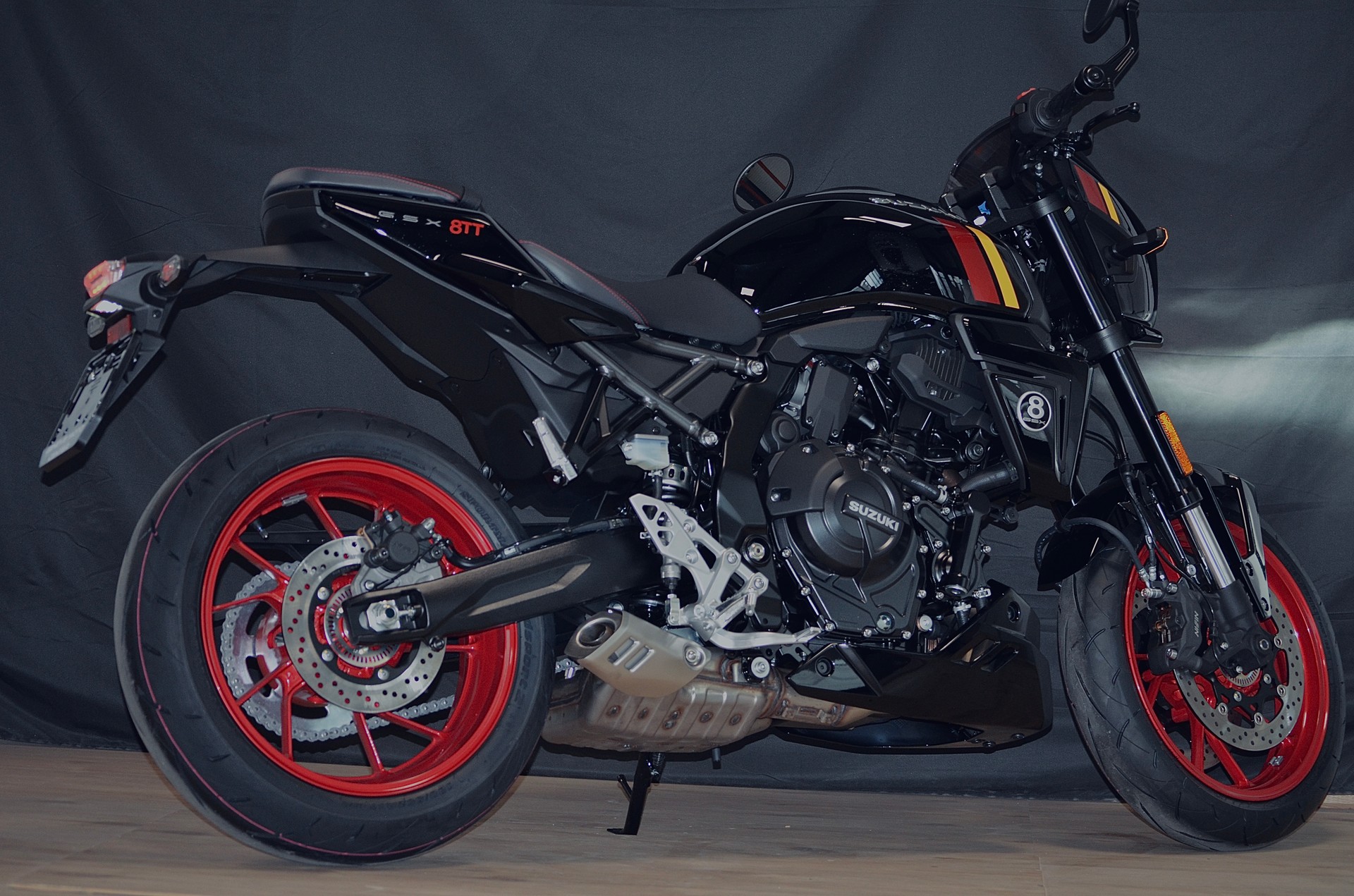 SUZUKI GSX800 (8TT)-showroom-element-1