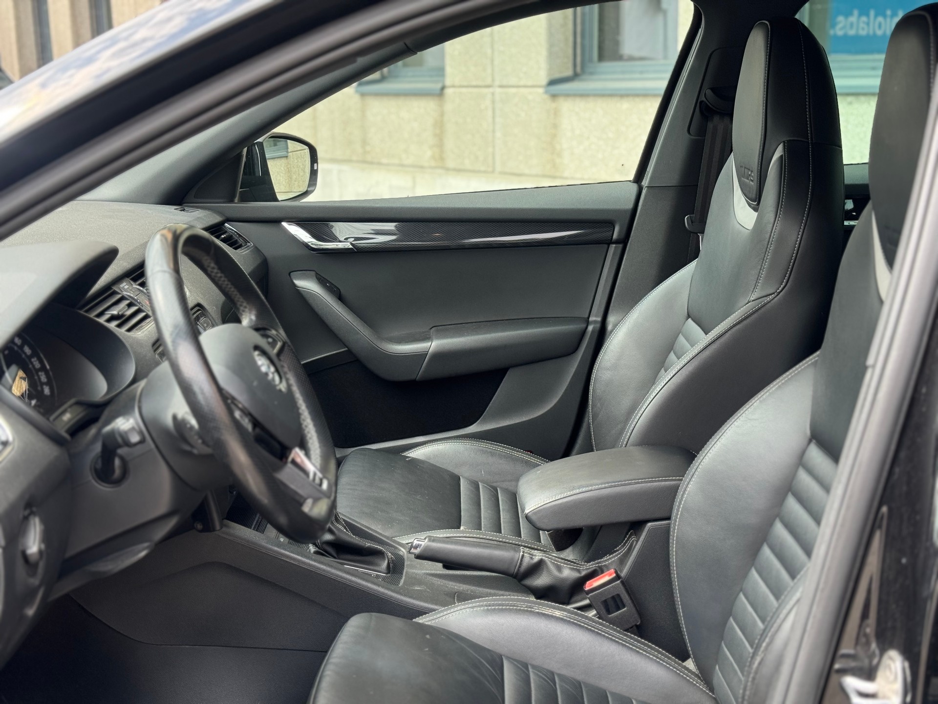 SKODA Octavia Combi 2.0 TDI RS 4x4 DSG-image-12