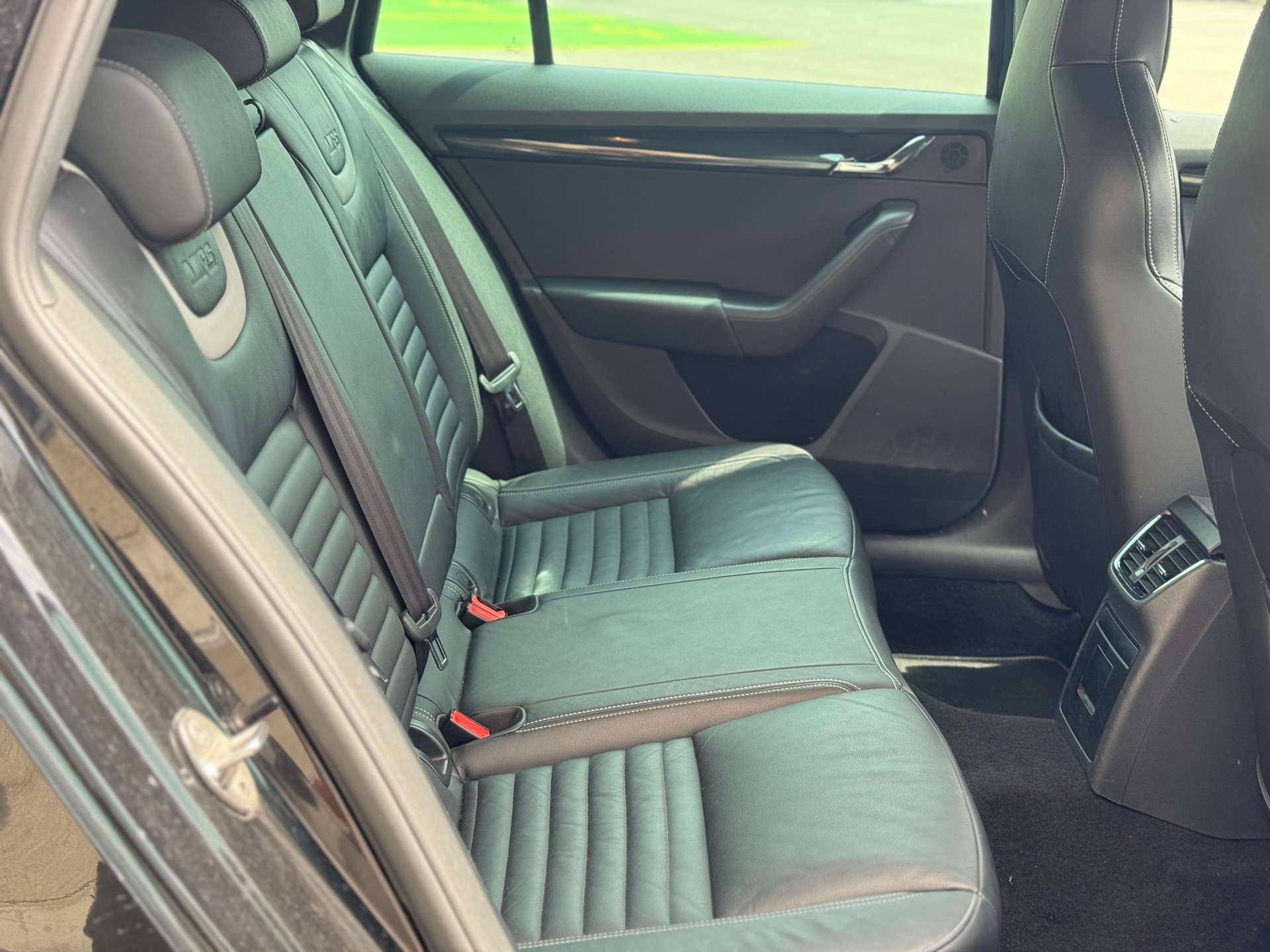 SKODA Octavia Combi 2.0 TDI RS 4x4 DSG-image-23