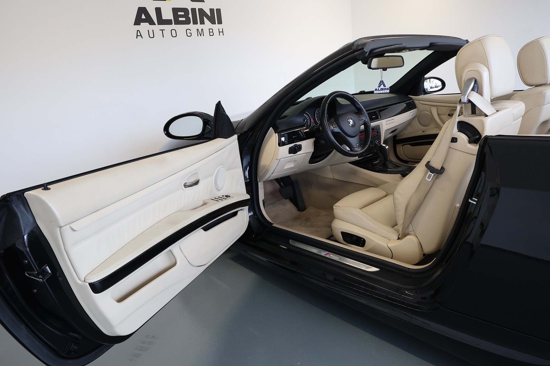 BMW 325i Cabriolet M-Sport Steptronic-image-6