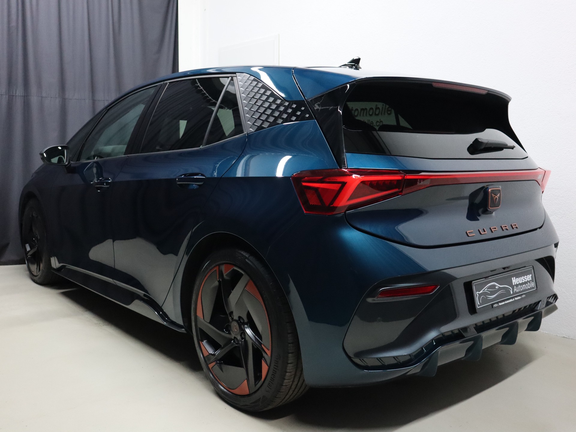 CUPRA Born El Primero Tres - Panorama - Navi - Leder/Alcantara - Standheizung - 360° Kamera - 204 PS-image-3