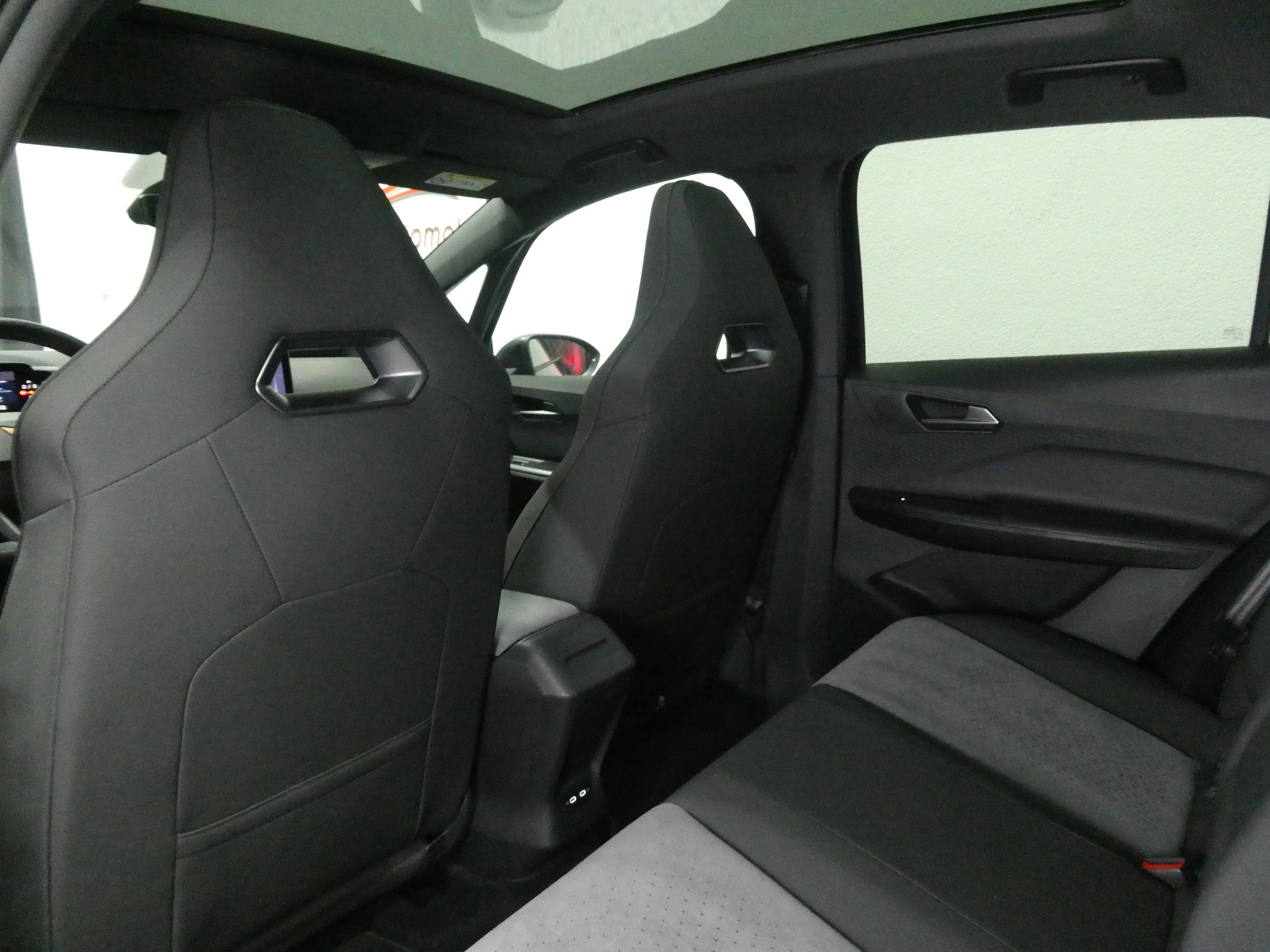 CUPRA Born El Primero Tres - Panorama - Navi - Leder/Alcantara - Standheizung - 360° Kamera - 204 PS-image-10