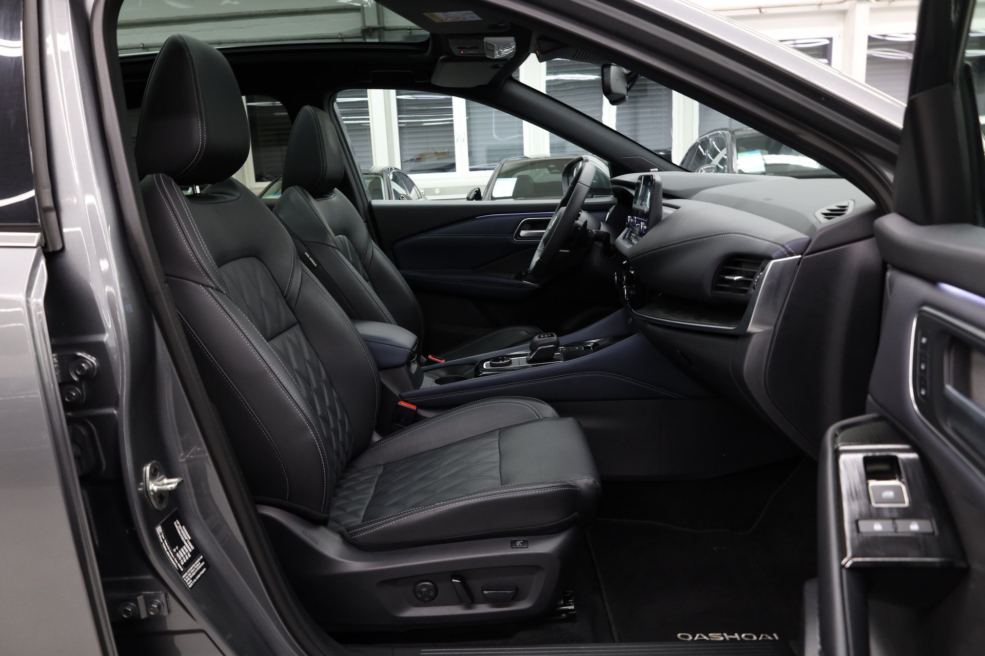 NISSAN Qashqai 1.3 DIG-T Tekna+ 4x4-image-13