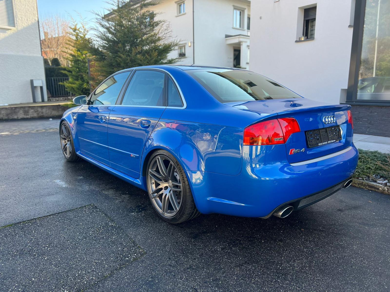 AUDI RS4 Limousine 4.2 V8 quattro-image-2