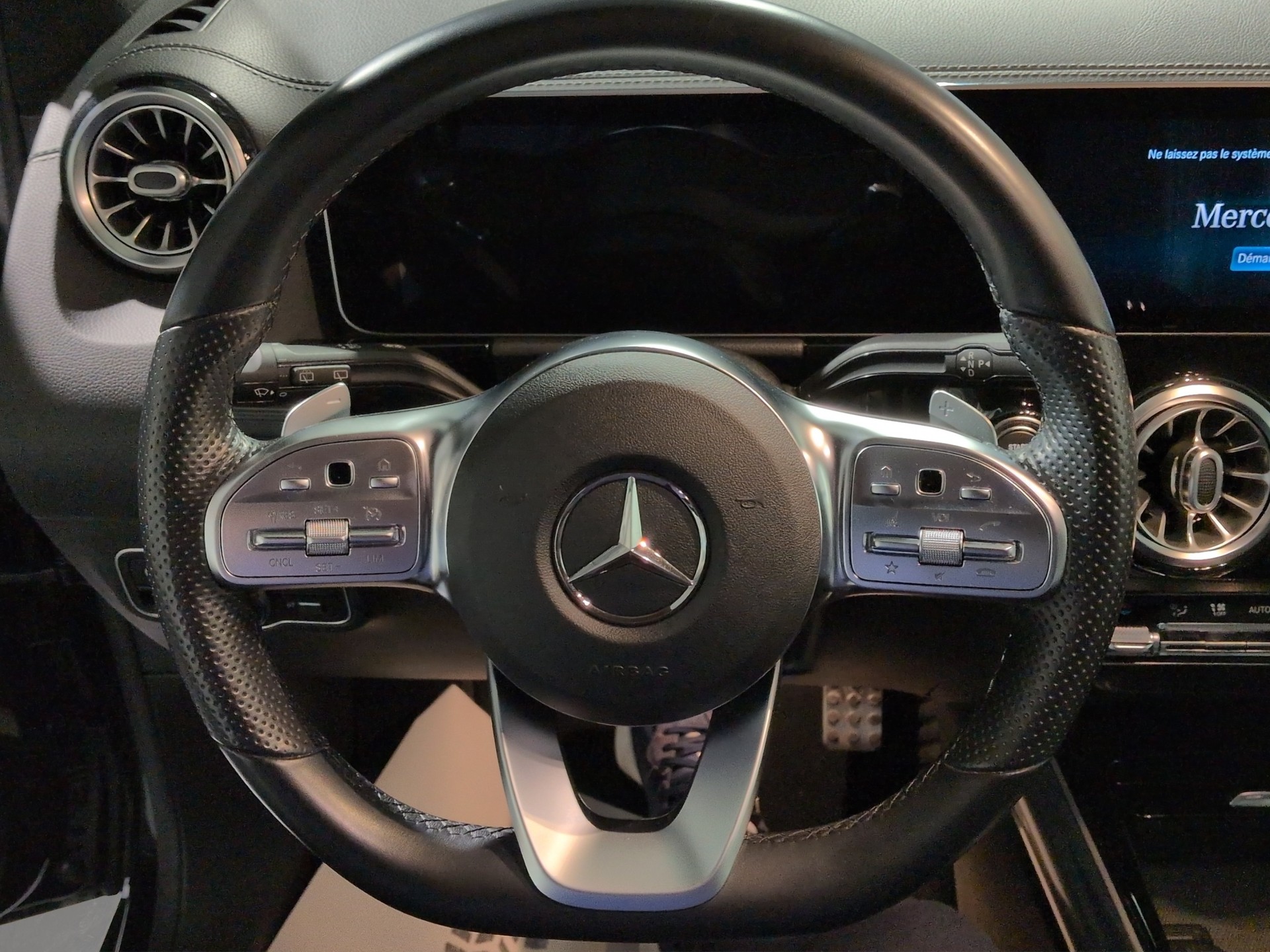 MERCEDES-BENZ B 250 4Matic AMG Line-image-9