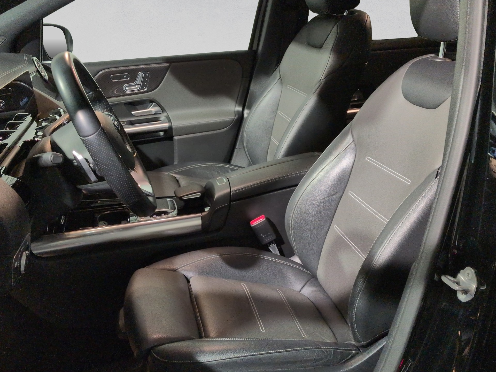 MERCEDES-BENZ B 250 4Matic AMG Line-image-8