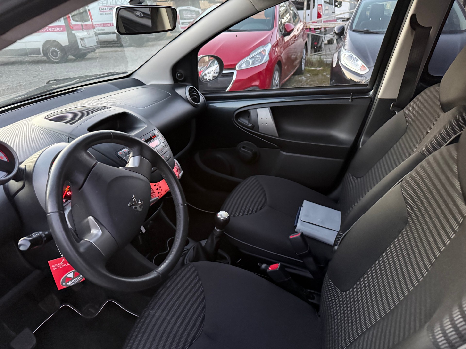 PEUGEOT 107 1.0 Swiss Edition-image-10