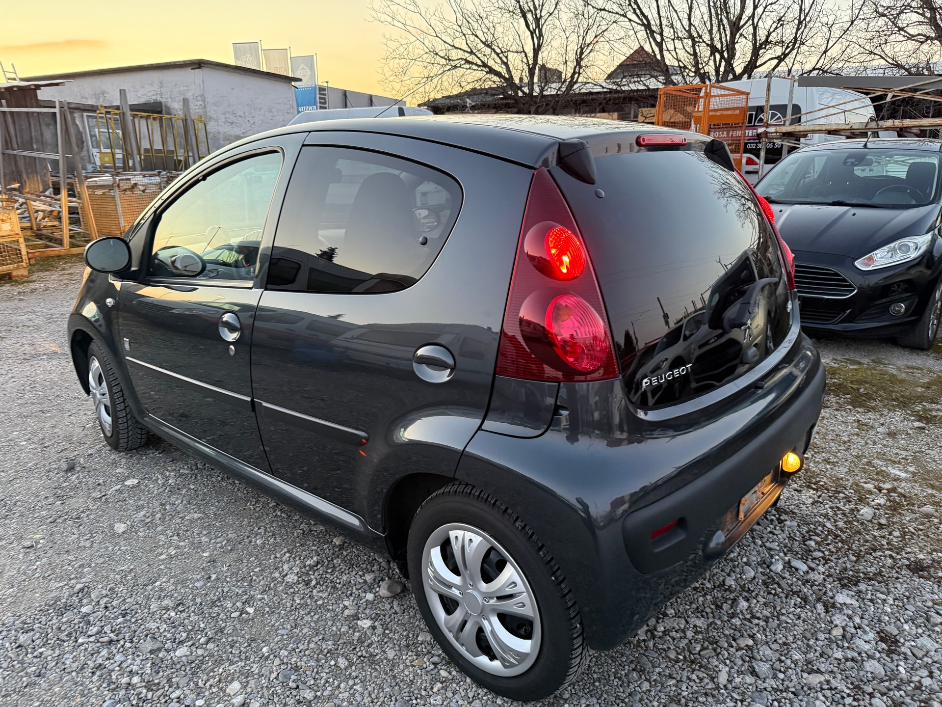 PEUGEOT 107 1.0 Swiss Edition-image-5