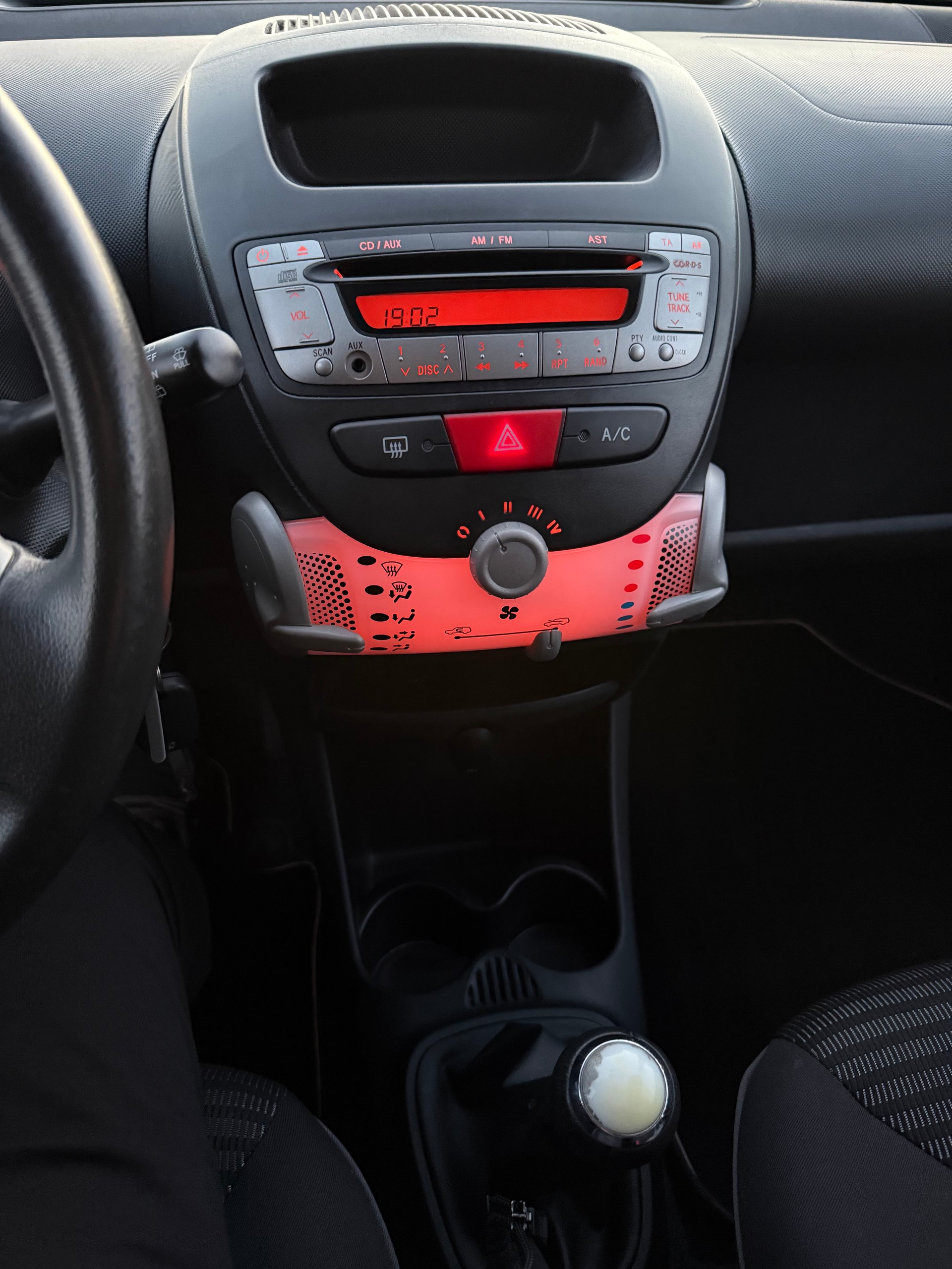 PEUGEOT 107 1.0 Swiss Edition-image-9