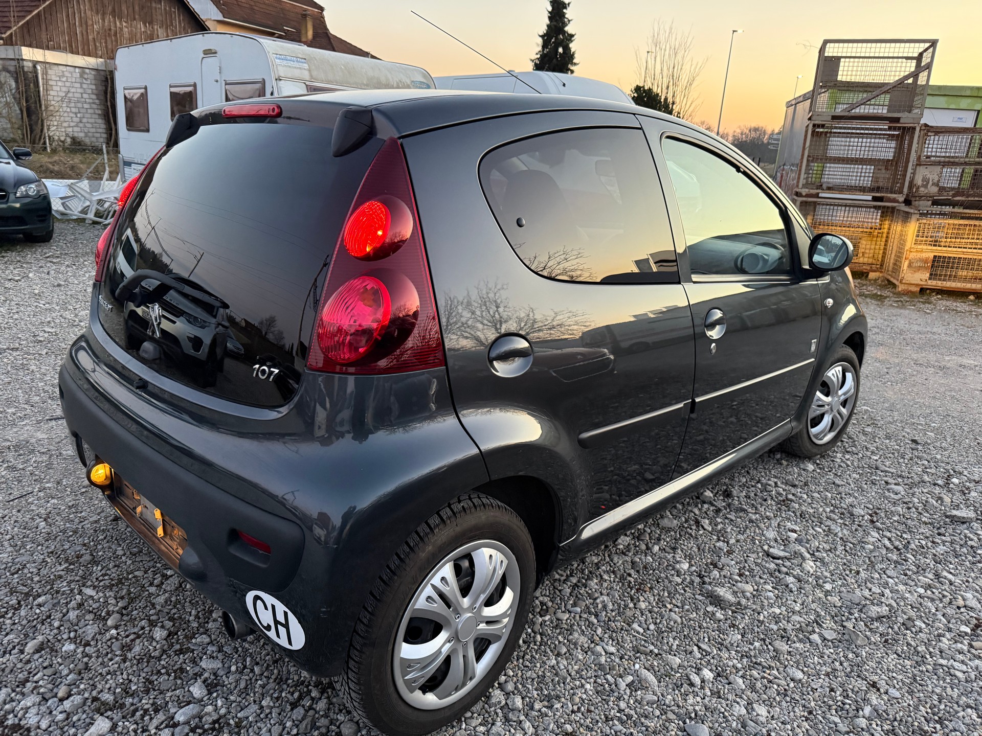 PEUGEOT 107 1.0 Swiss Edition-image-4