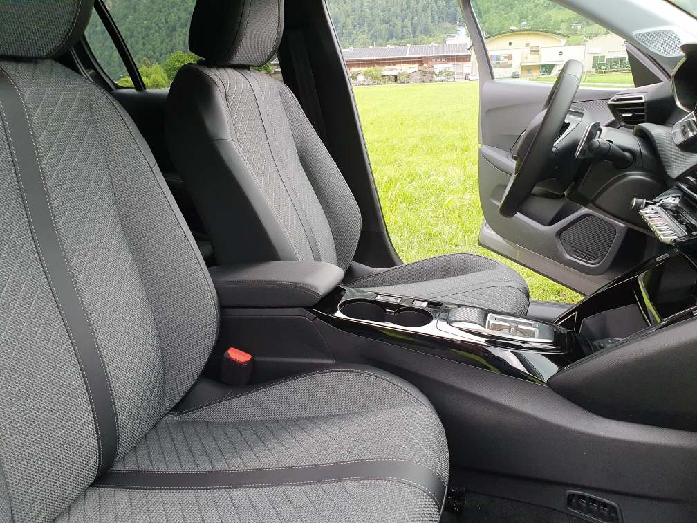 PEUGEOT 208 1.2 Hybrid Allure Premium+-image-9