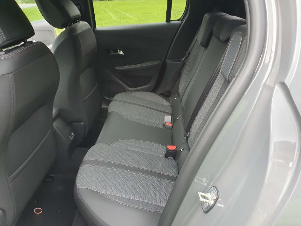 PEUGEOT 208 1.2 Hybrid Allure Premium+-image-12